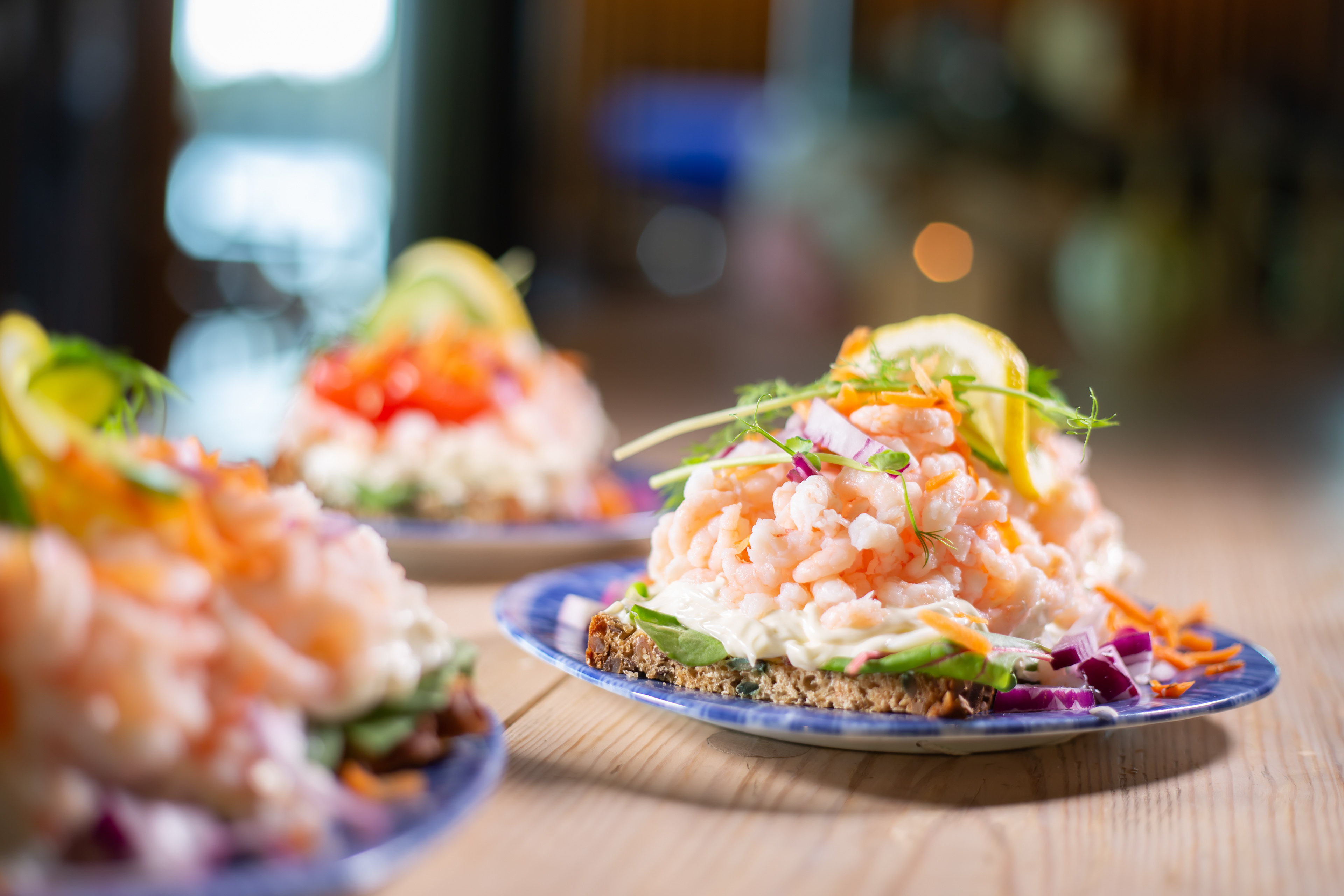 Fina räkmackor på tallrikar