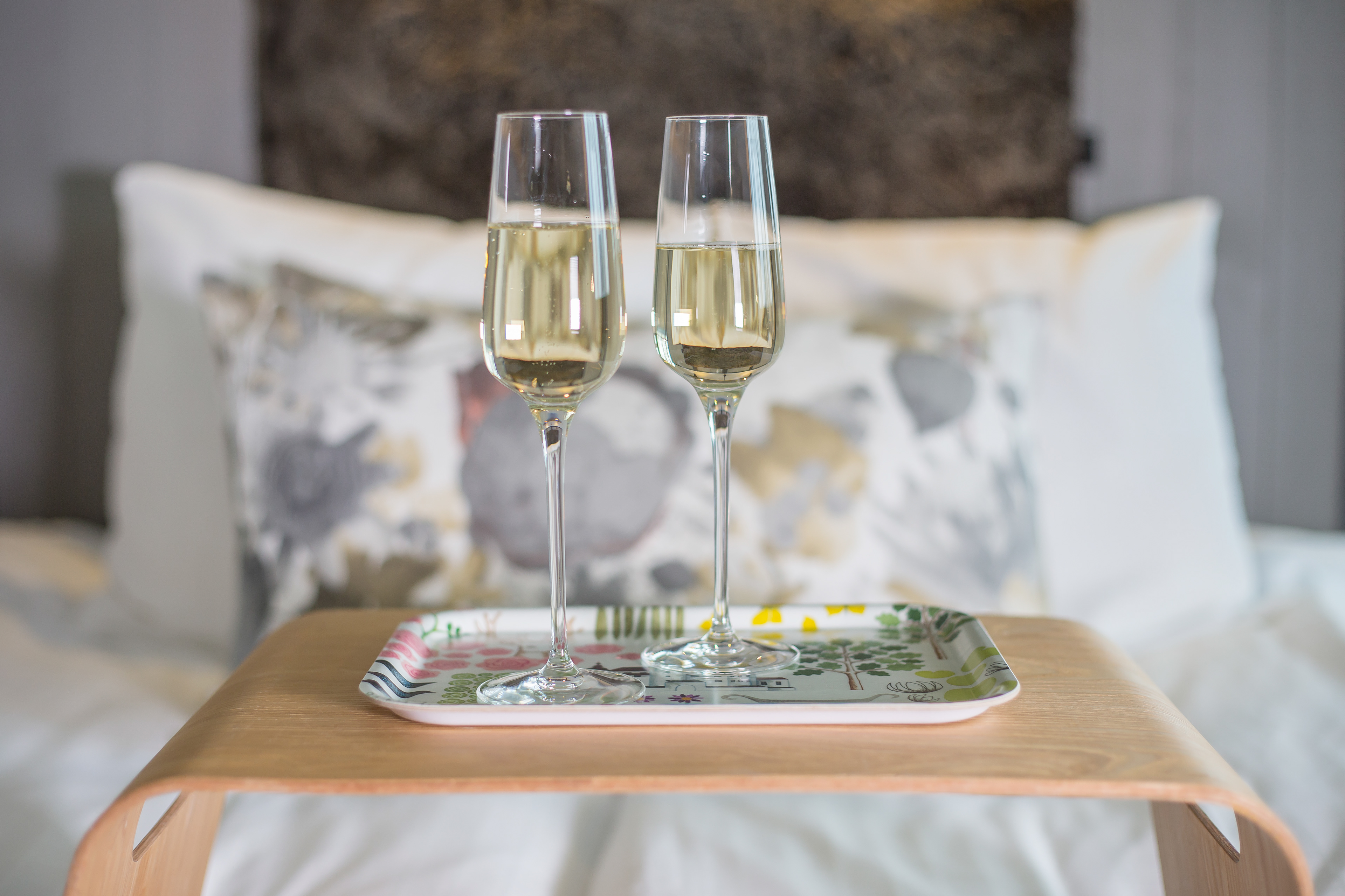 Två champagneglas prydligt uppställda på ett bord