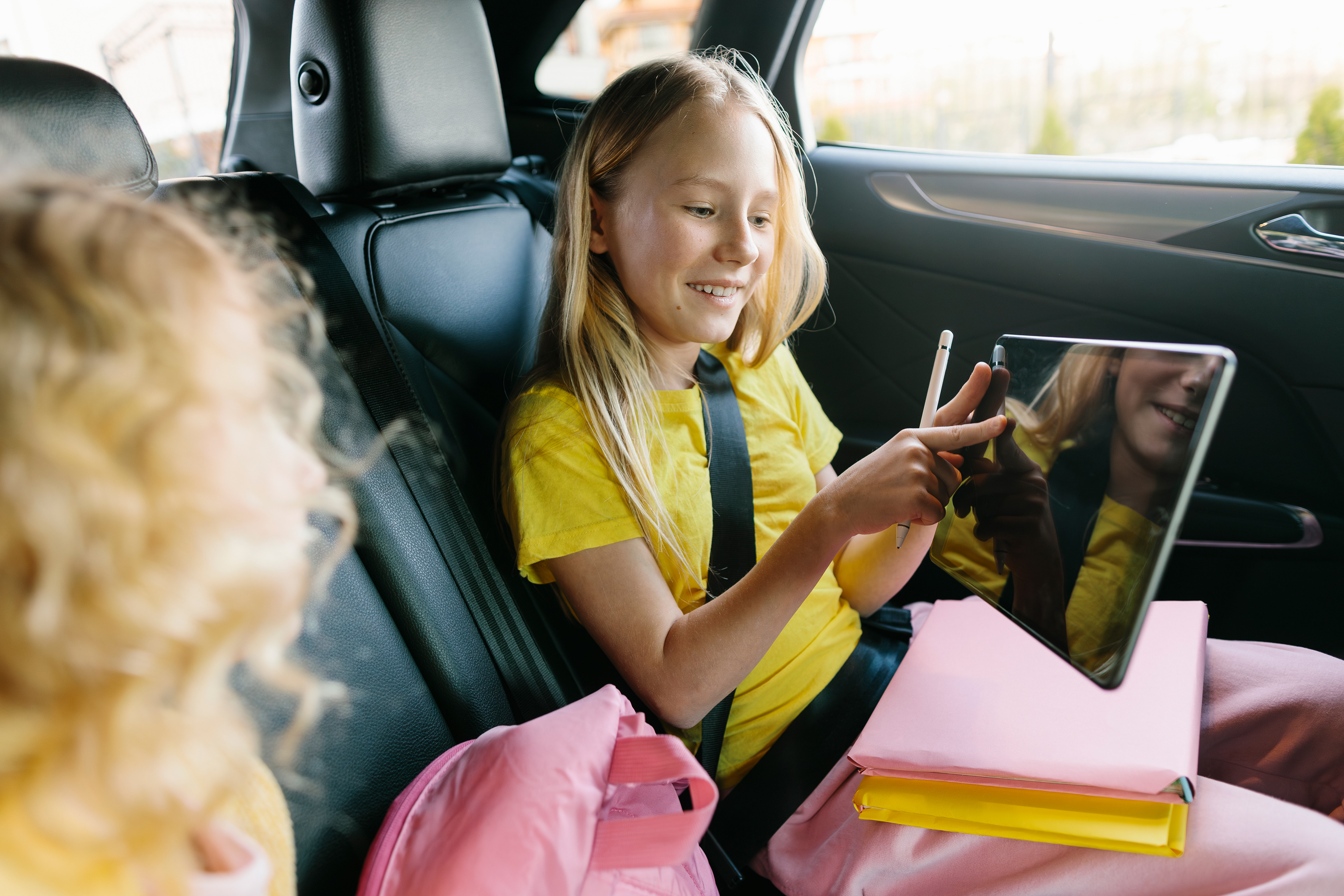 Roadtrip stories — screens, smiles, and childhood on the move. By Svetlana Iakusheva