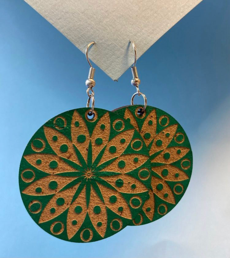 boucles d'oreilles avec mandala gravé sur mdf peint en vert