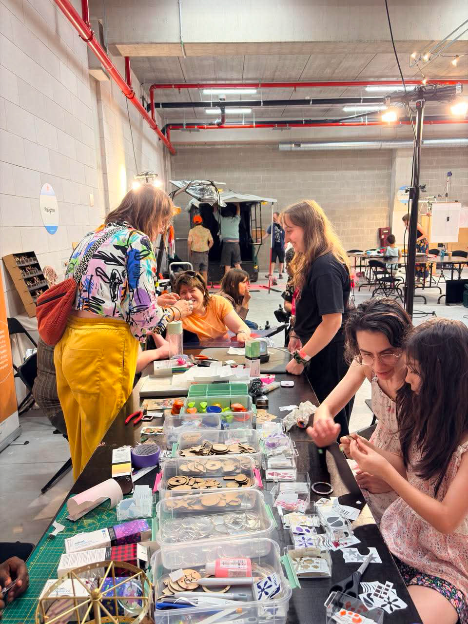 photo de la table avec  le matériel pour personnaliser 