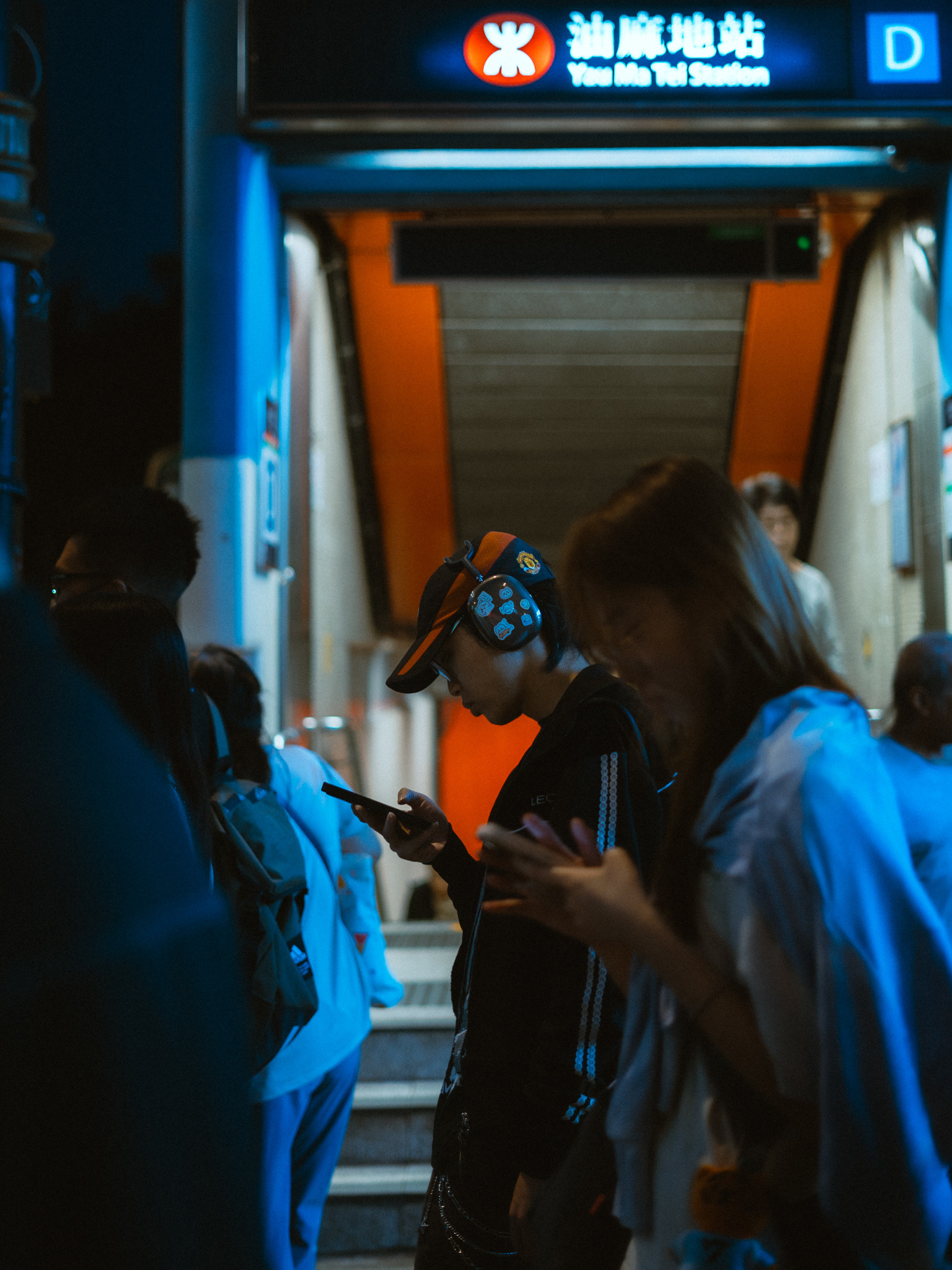 personen vor metroeingang, hongkong, 2025