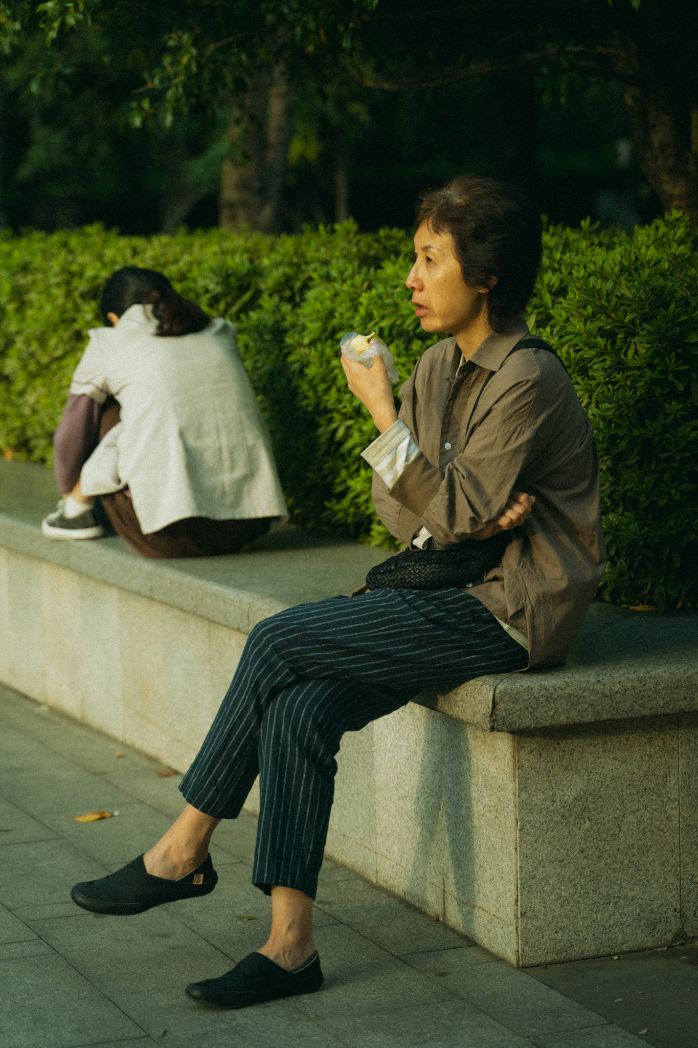 zwei personen auf steinmauer, shanghai, 2025