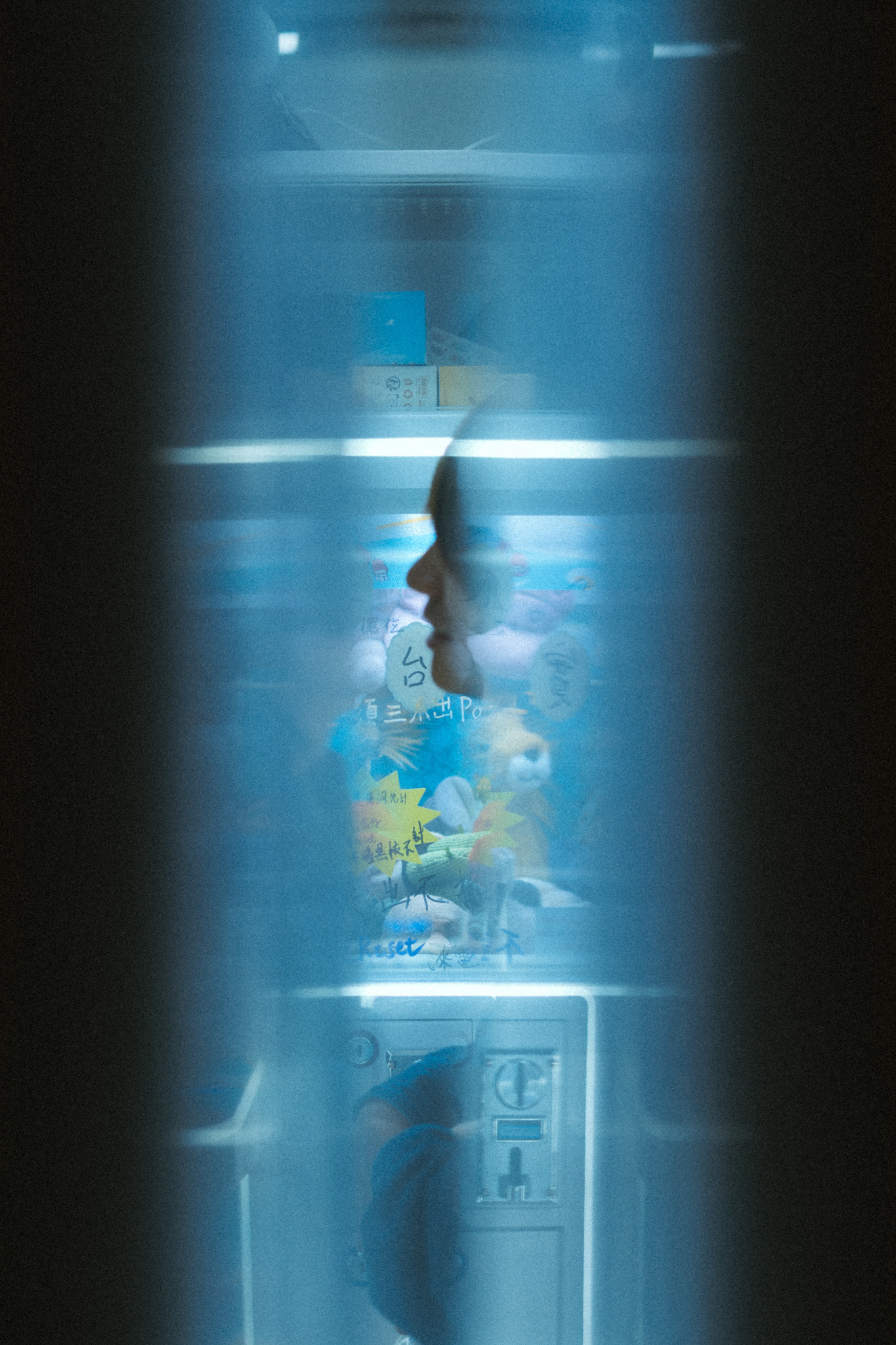 profil zwischen spielautomatenblick in elektronikgeschäft, hongkong, 2025