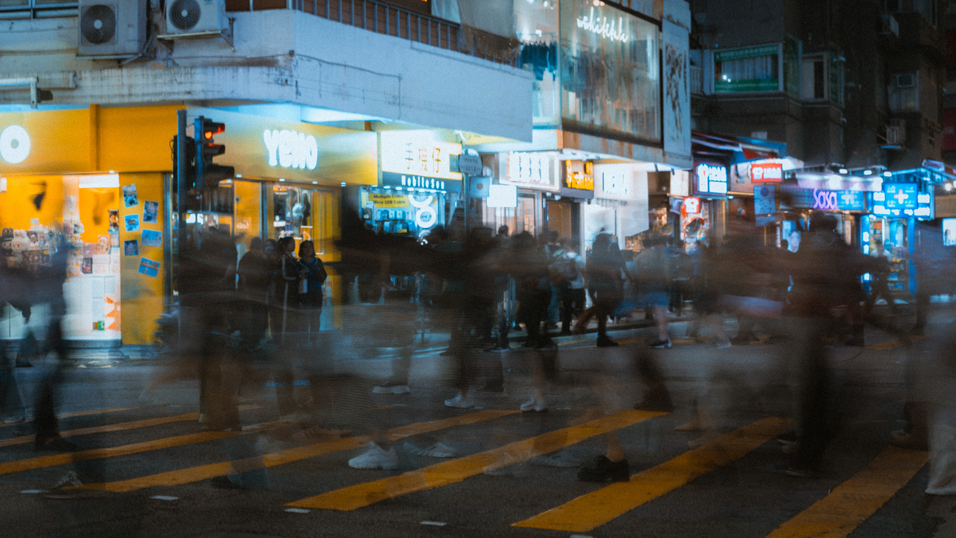 verschwommene straßenszene bei nacht, hongkong, 2025