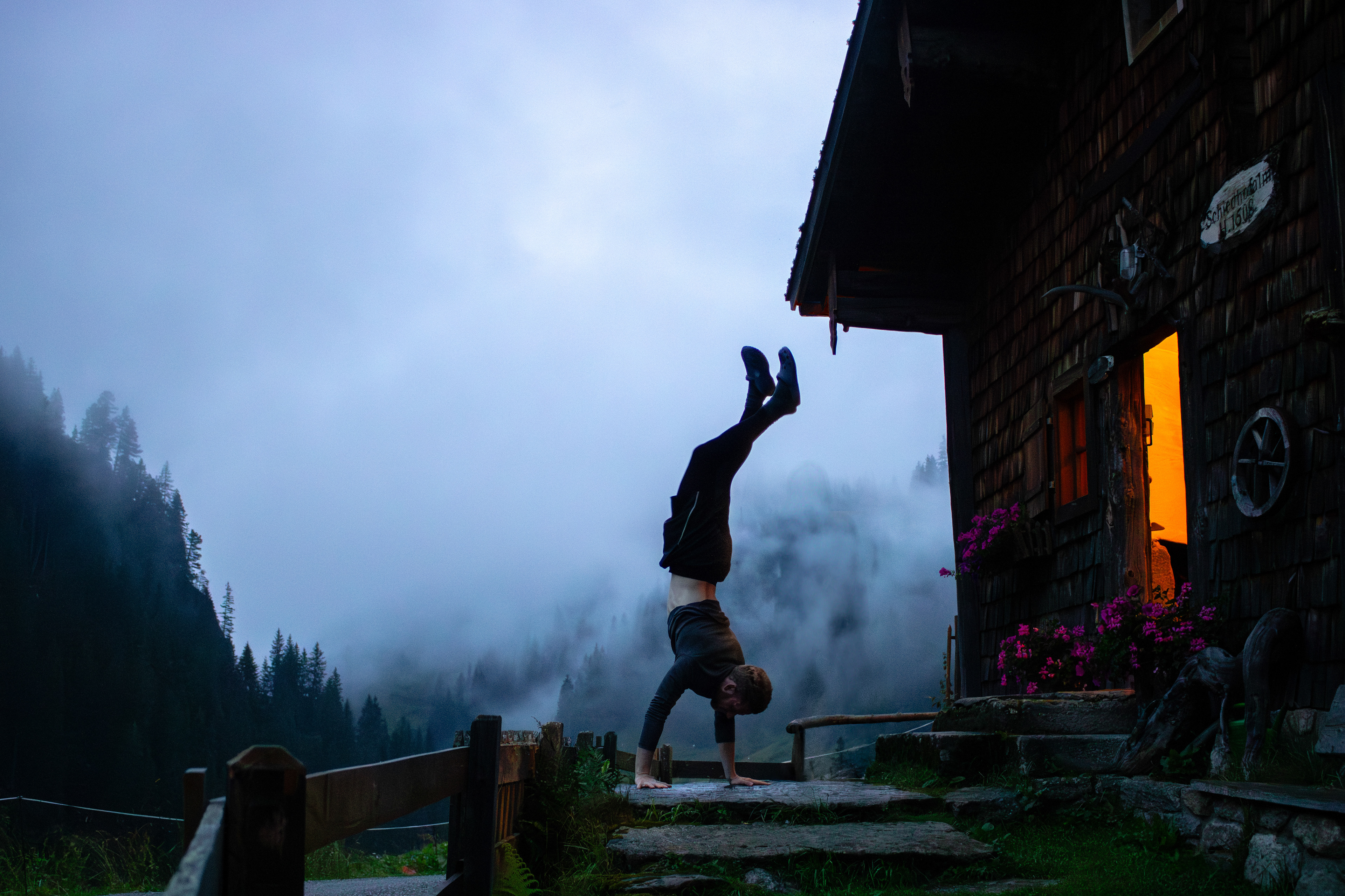 handstand, österreich 24, tobias störmer travel photography