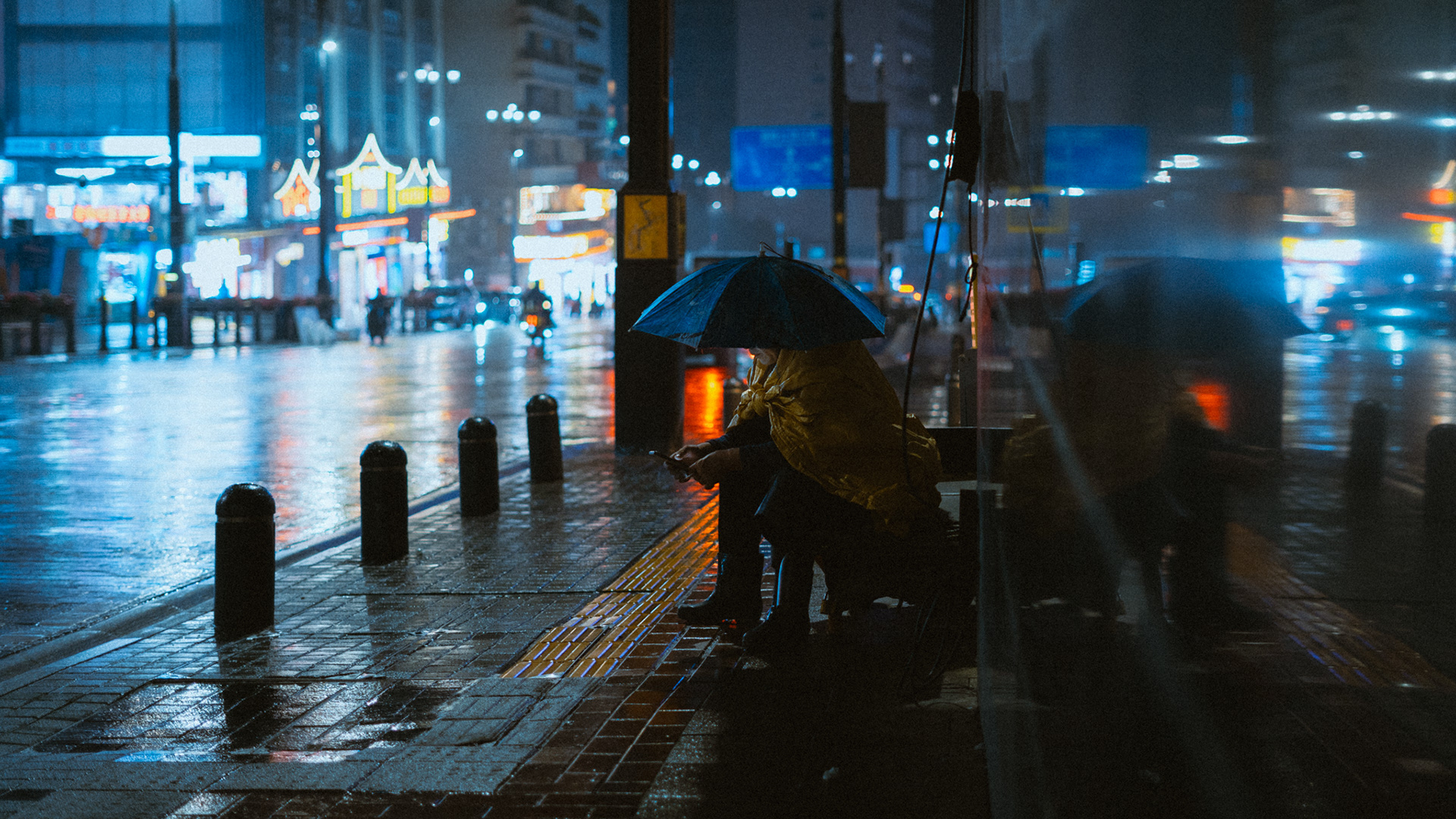 person mit regenschirm auf nassem gehweg, chongqing, 2025