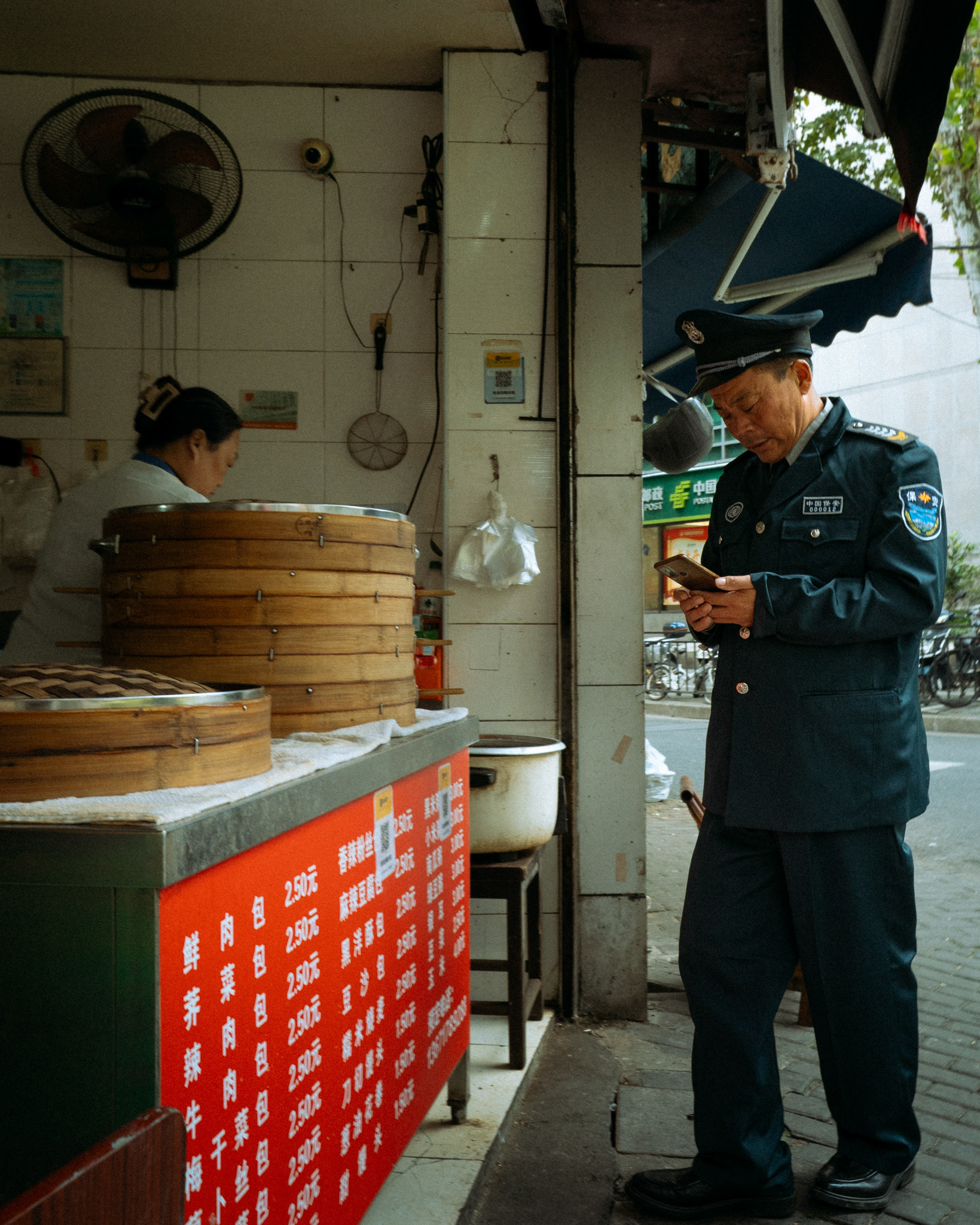 polizist und garküche, shanghai, 2025