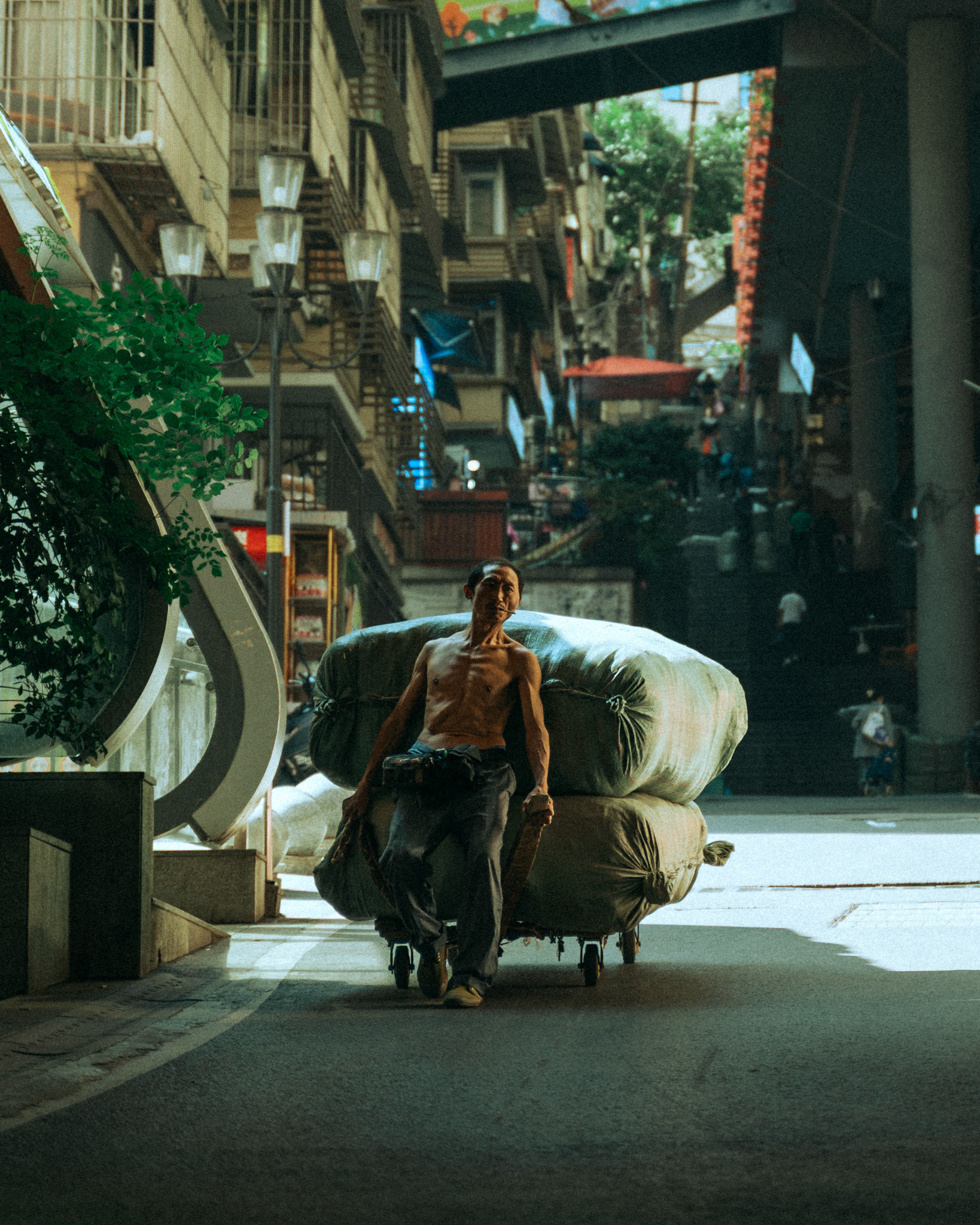 lastenträger auf der straße, chongqing, 2025