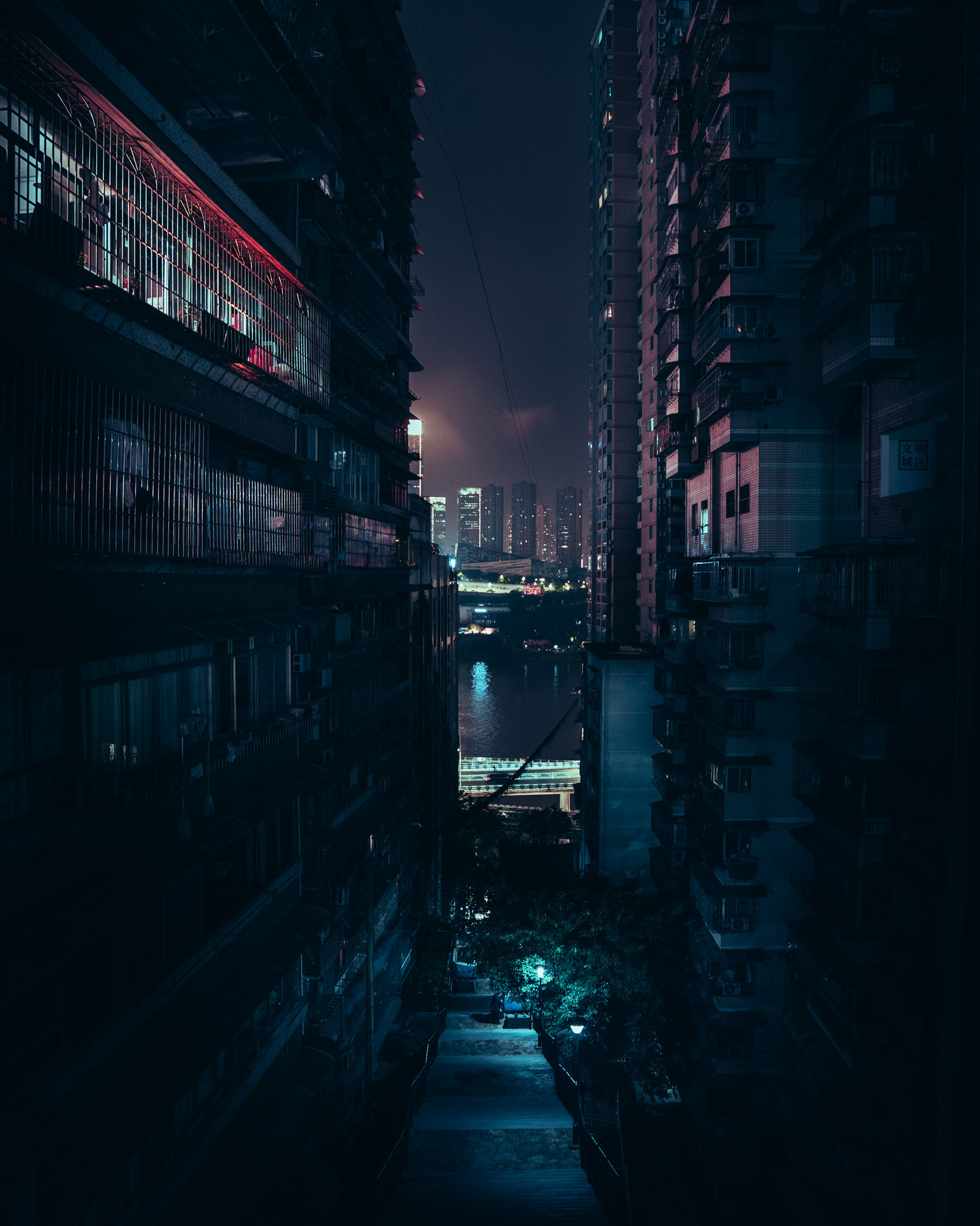 gasse zwischen hochhäusern, chongqing, 2025