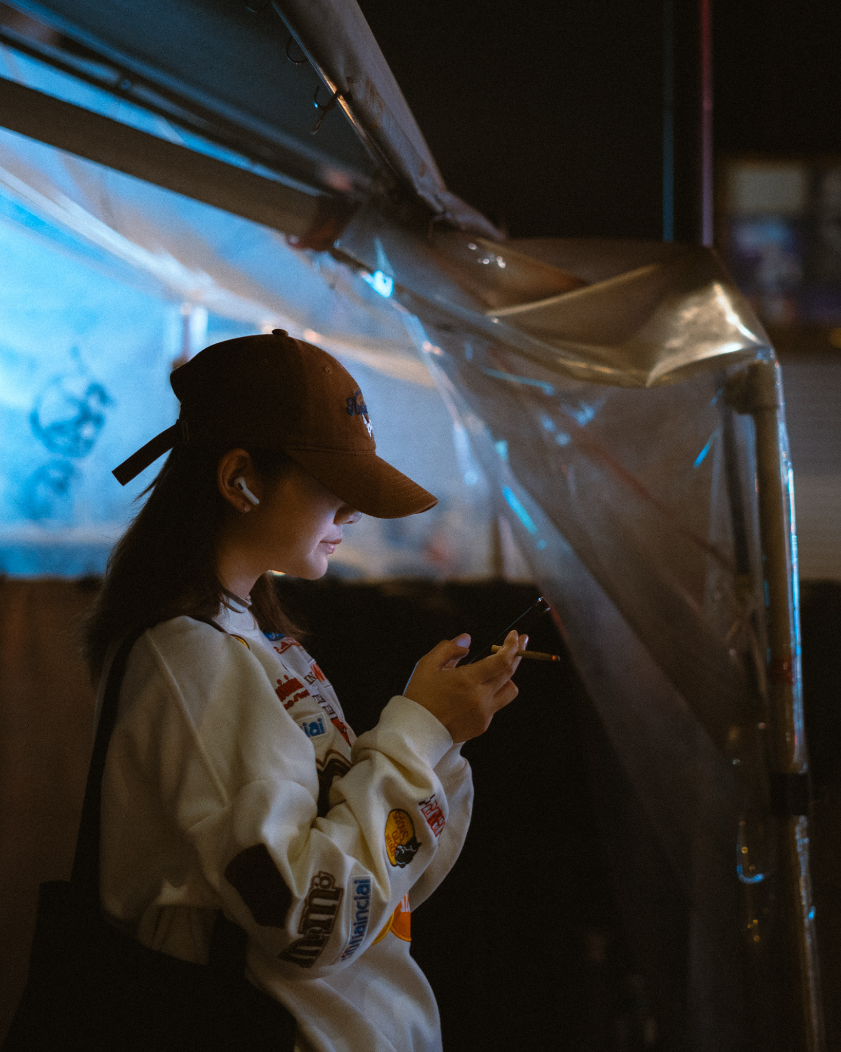 person mit smartphone, hongkong, 2025