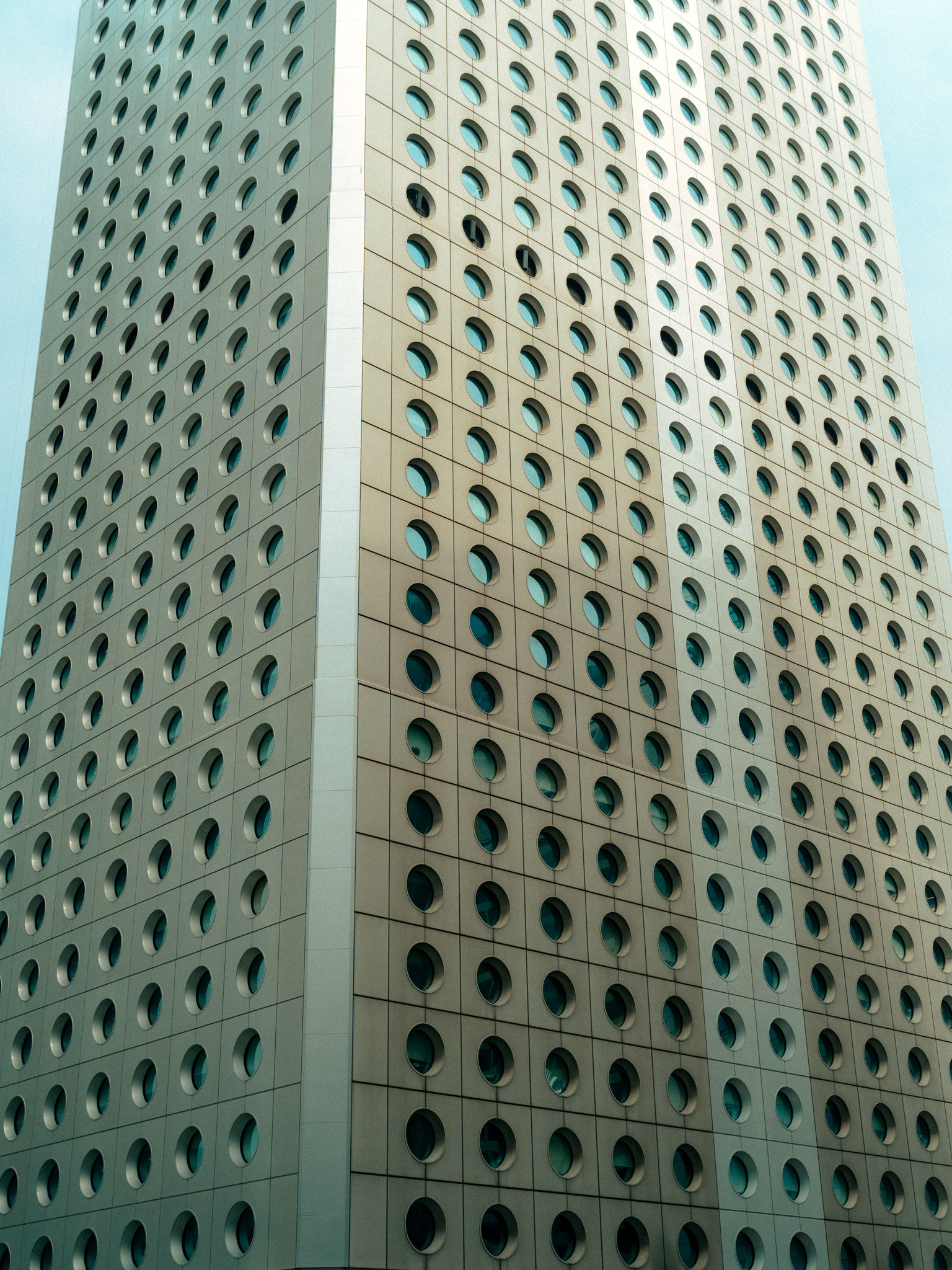 fassade mit runden fenstern, jardine house, hongkong, 2025