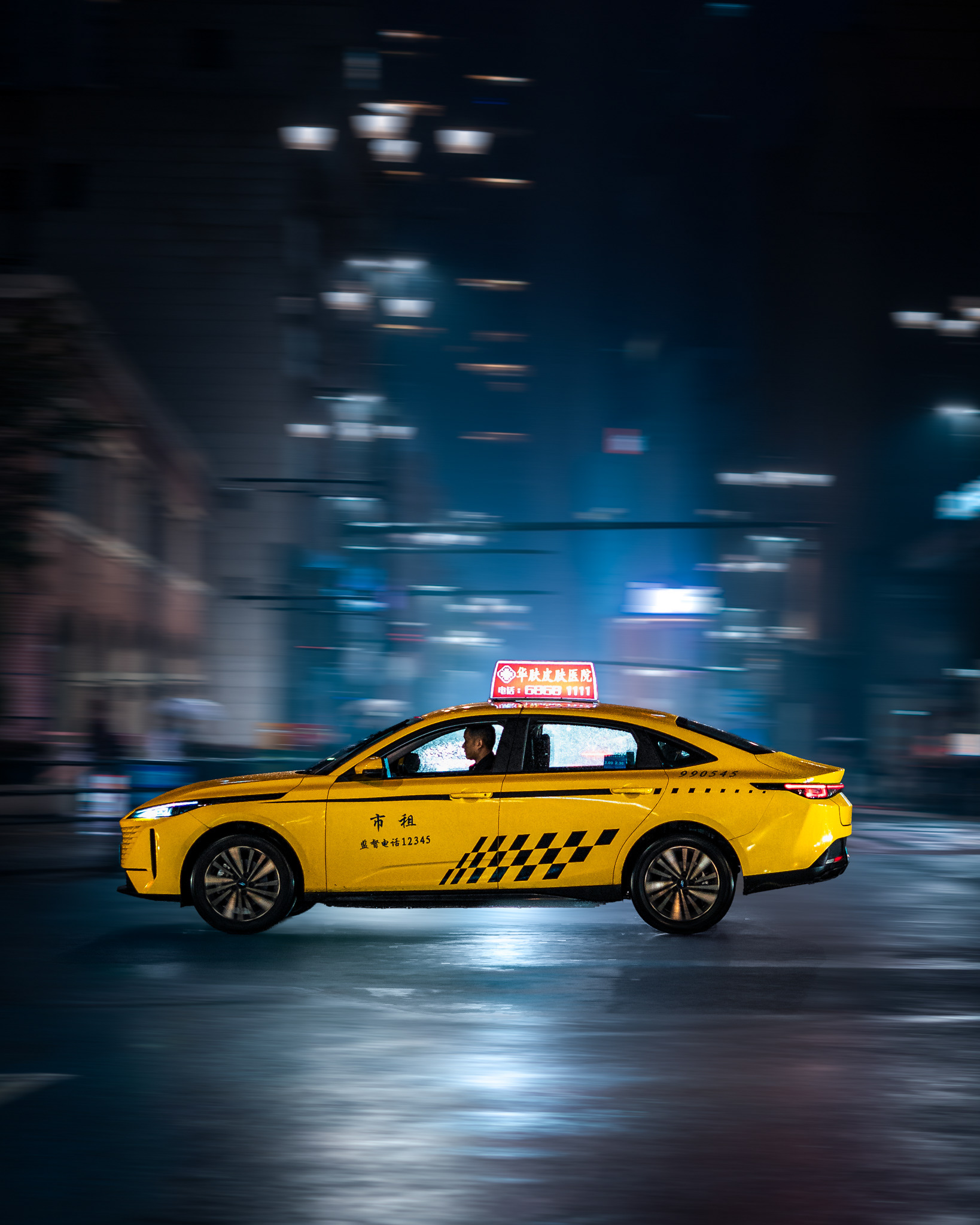 gelbes taxi in fahrt, chongqing, 2025