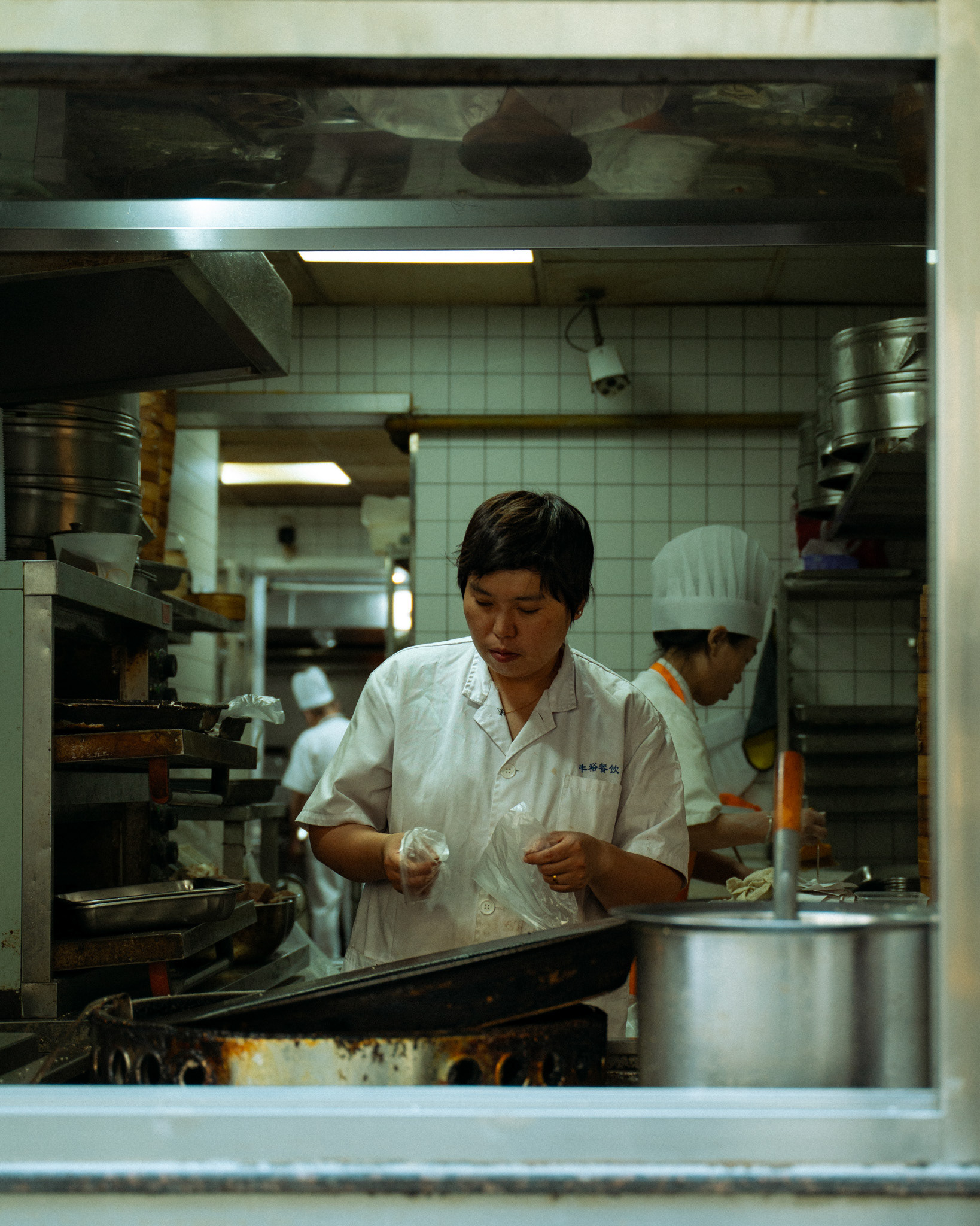 blick in restaurantküche, shanghai, 2025