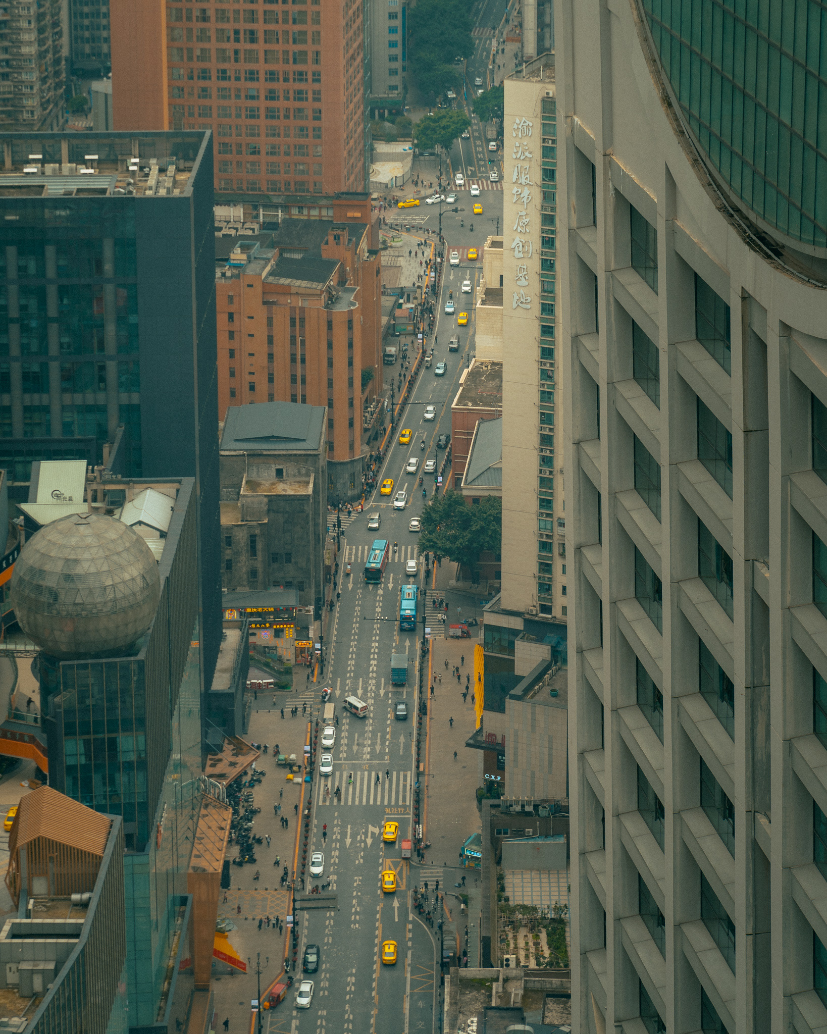 blick hinab auf straßenschlucht, chongqing, 2025