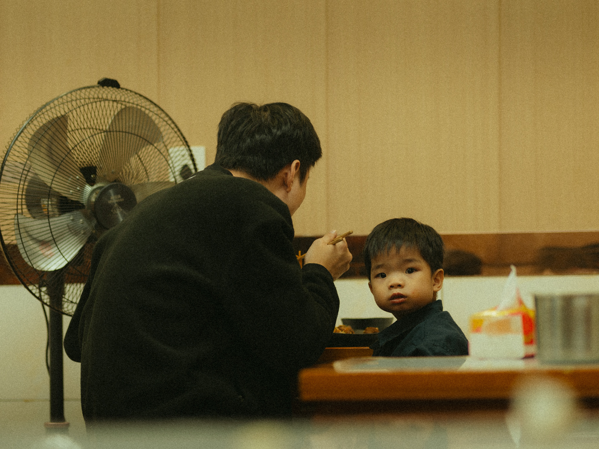 person und kind, shanghai, 2025