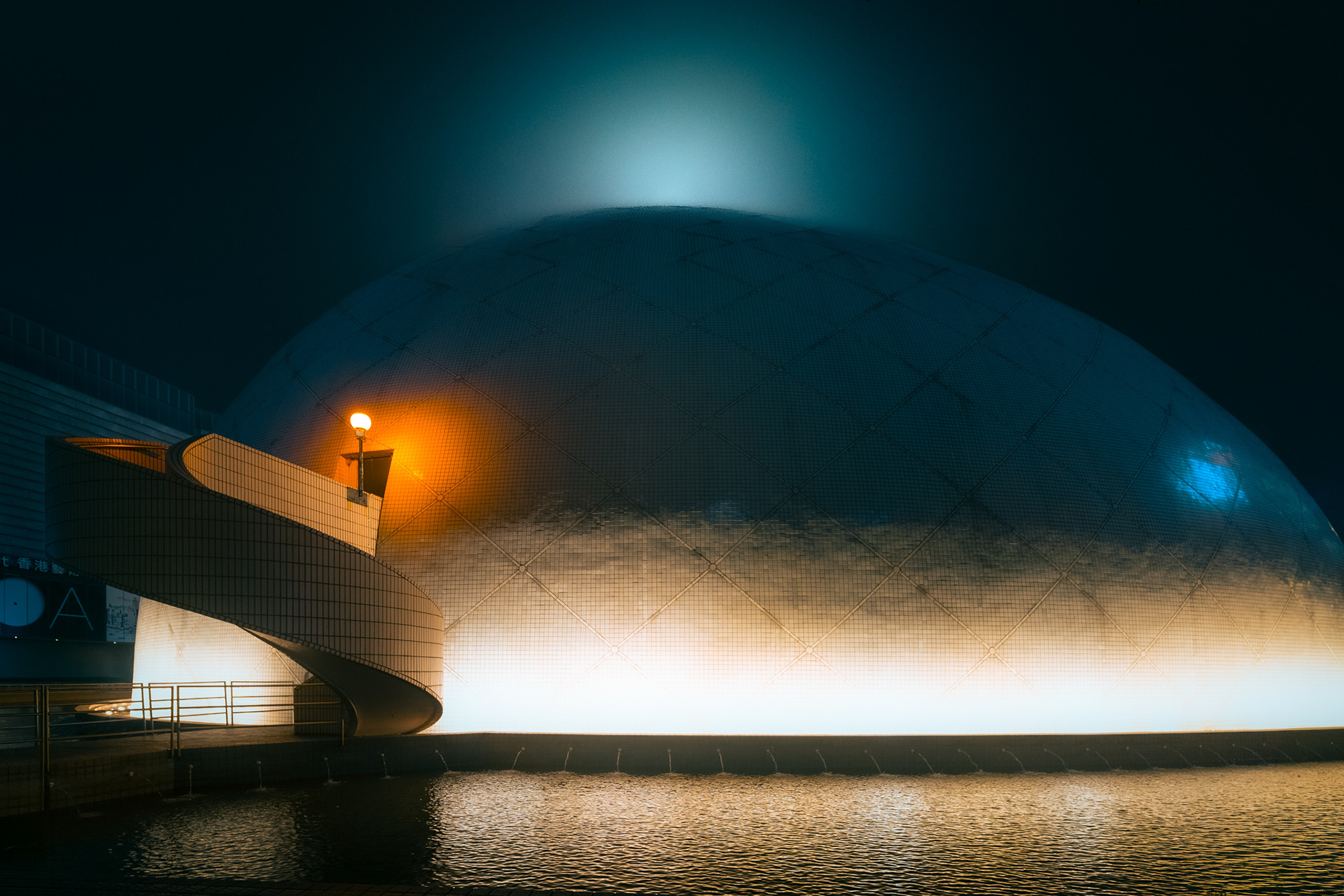 beleuchtete kuppel bei nacht, space museum, hongkong, 2025