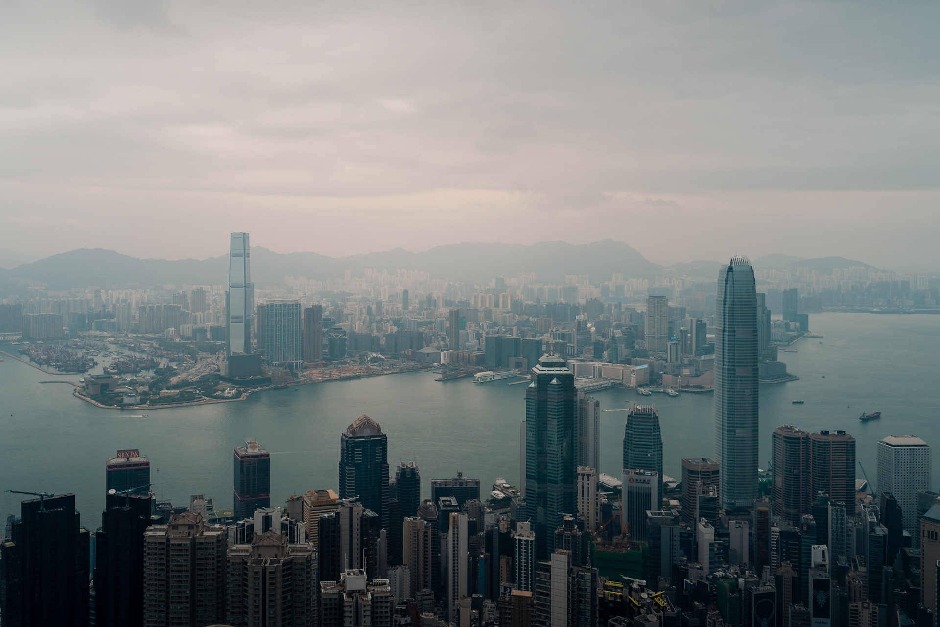 skylineblick vom victoria peak, hongkong, 2025