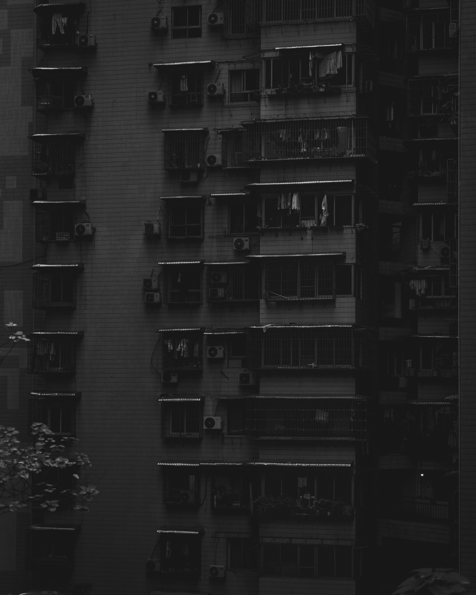 dunkle wohnblockfassade, chongqing, 2025