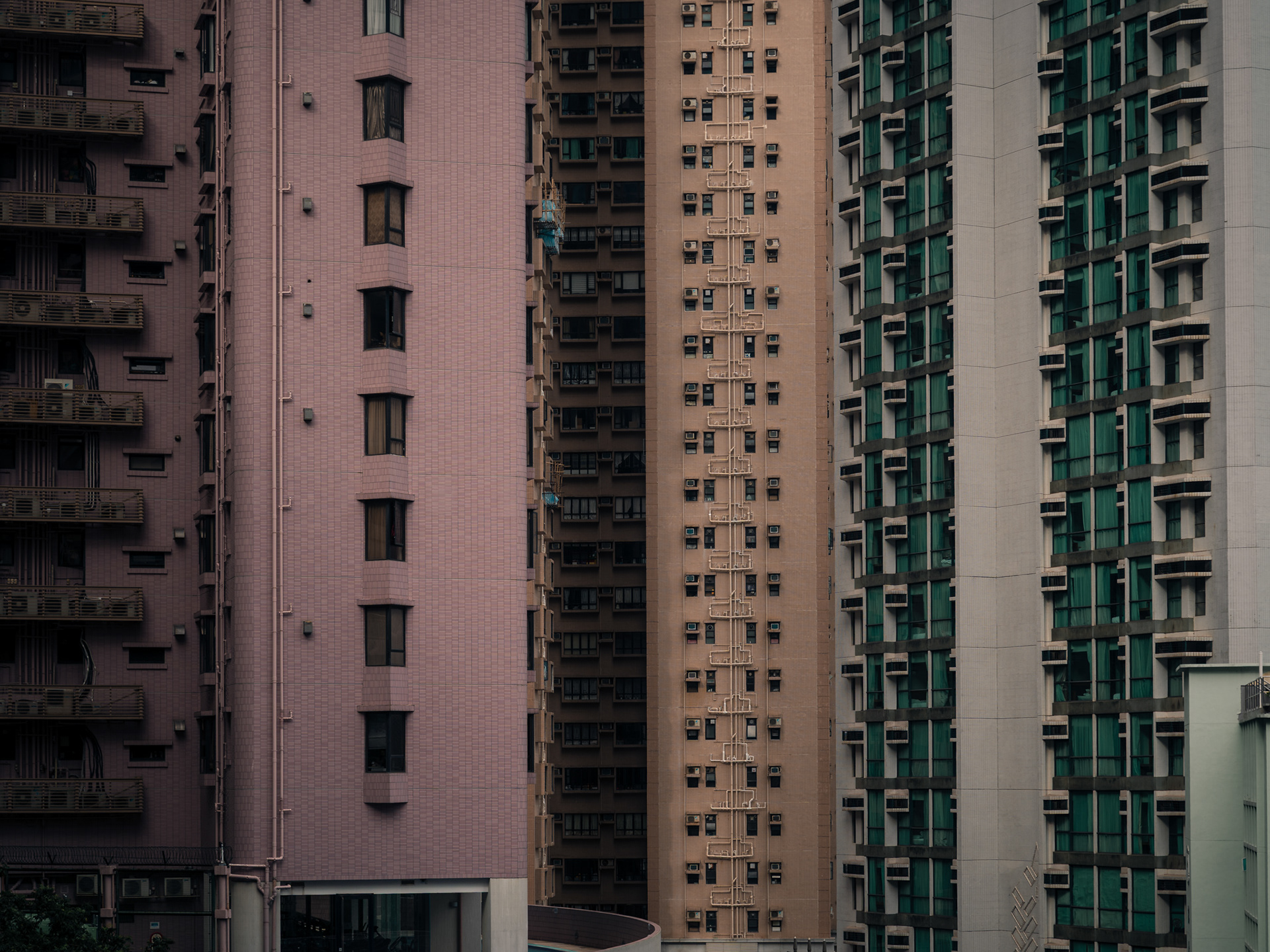 rosafarbene hochhausfassade, hongkong, 2025