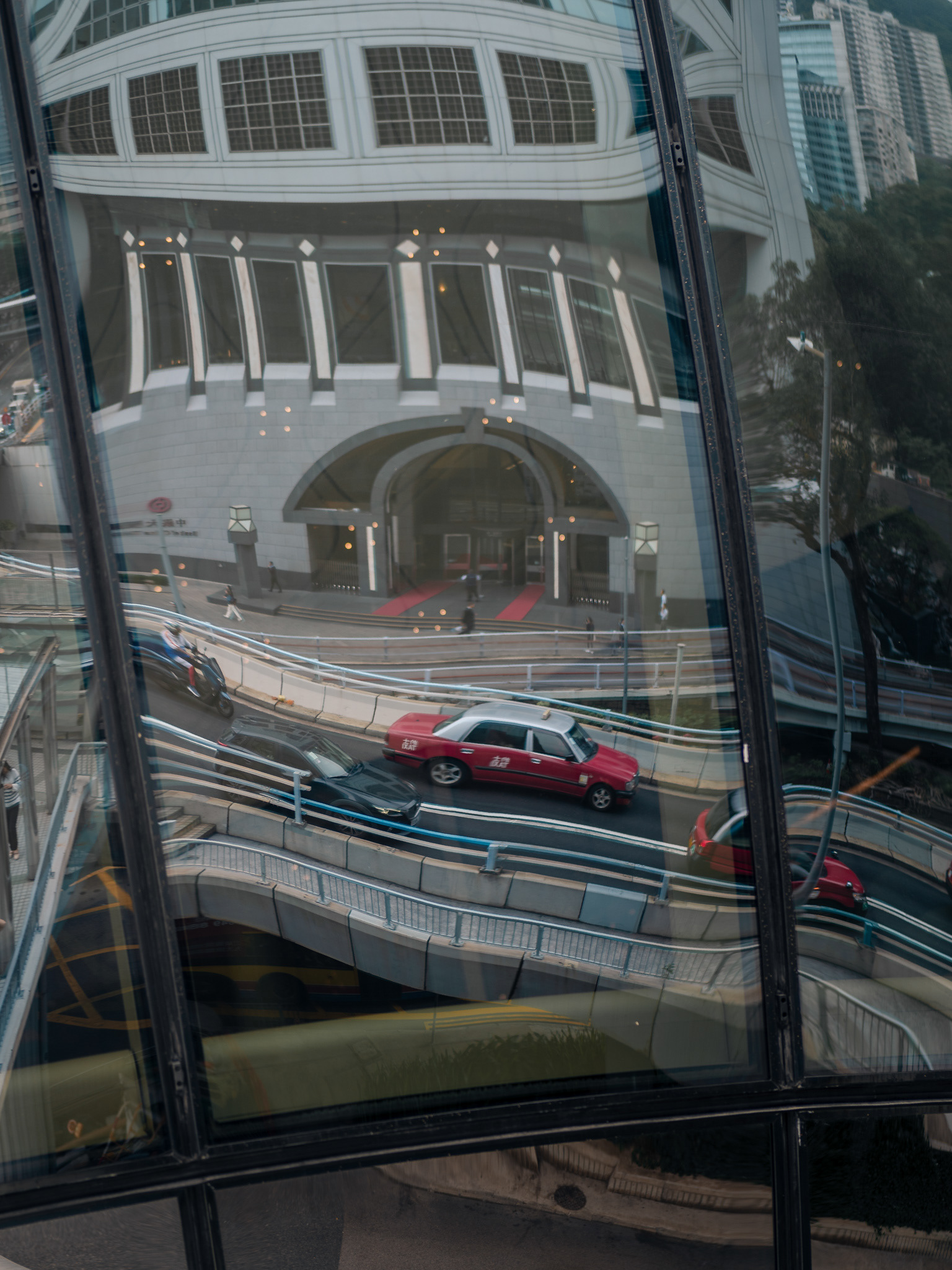spiegelung in glasfassade, hongkong, 2025