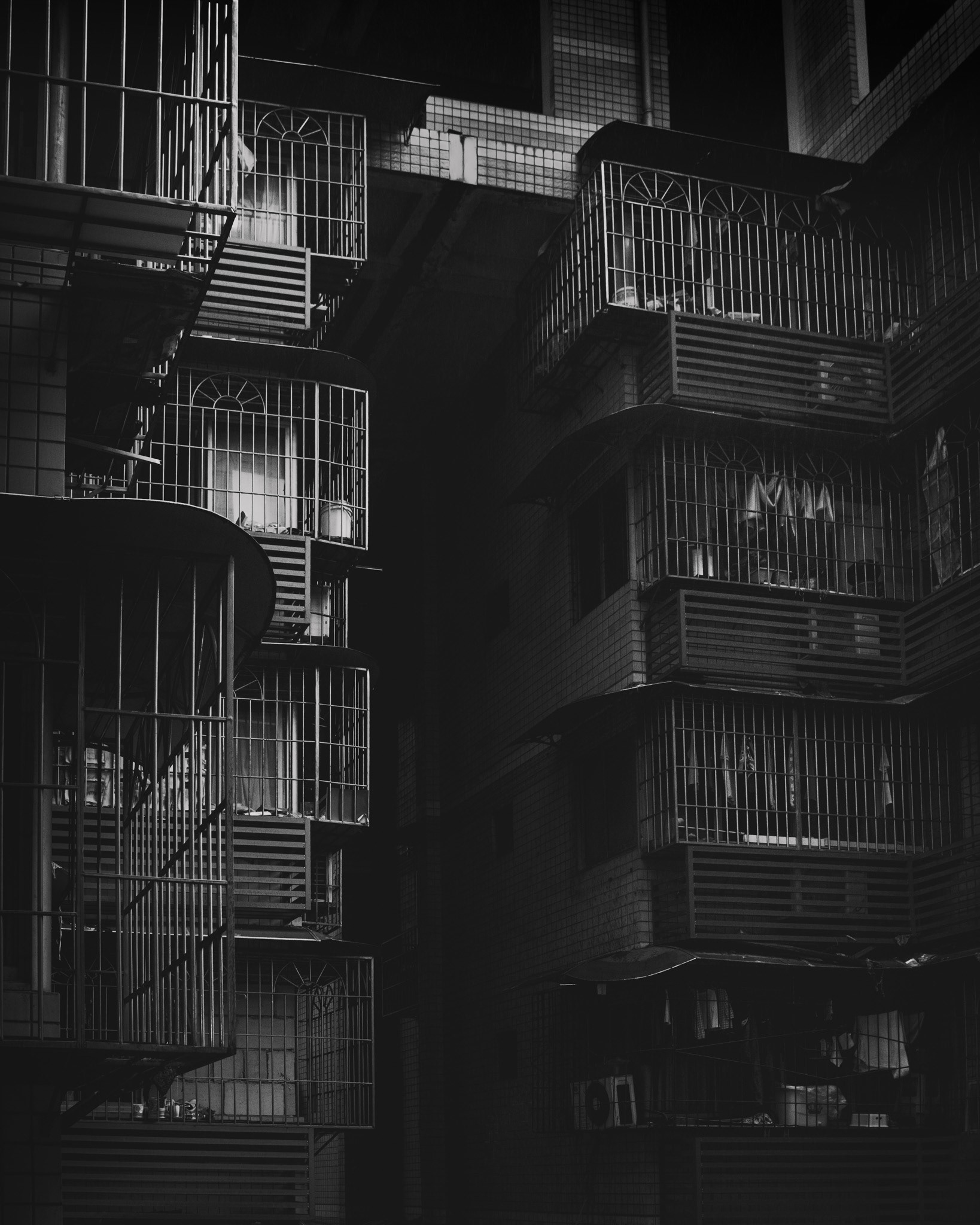dunkle wohnblockfassade, chongqing, 2025
