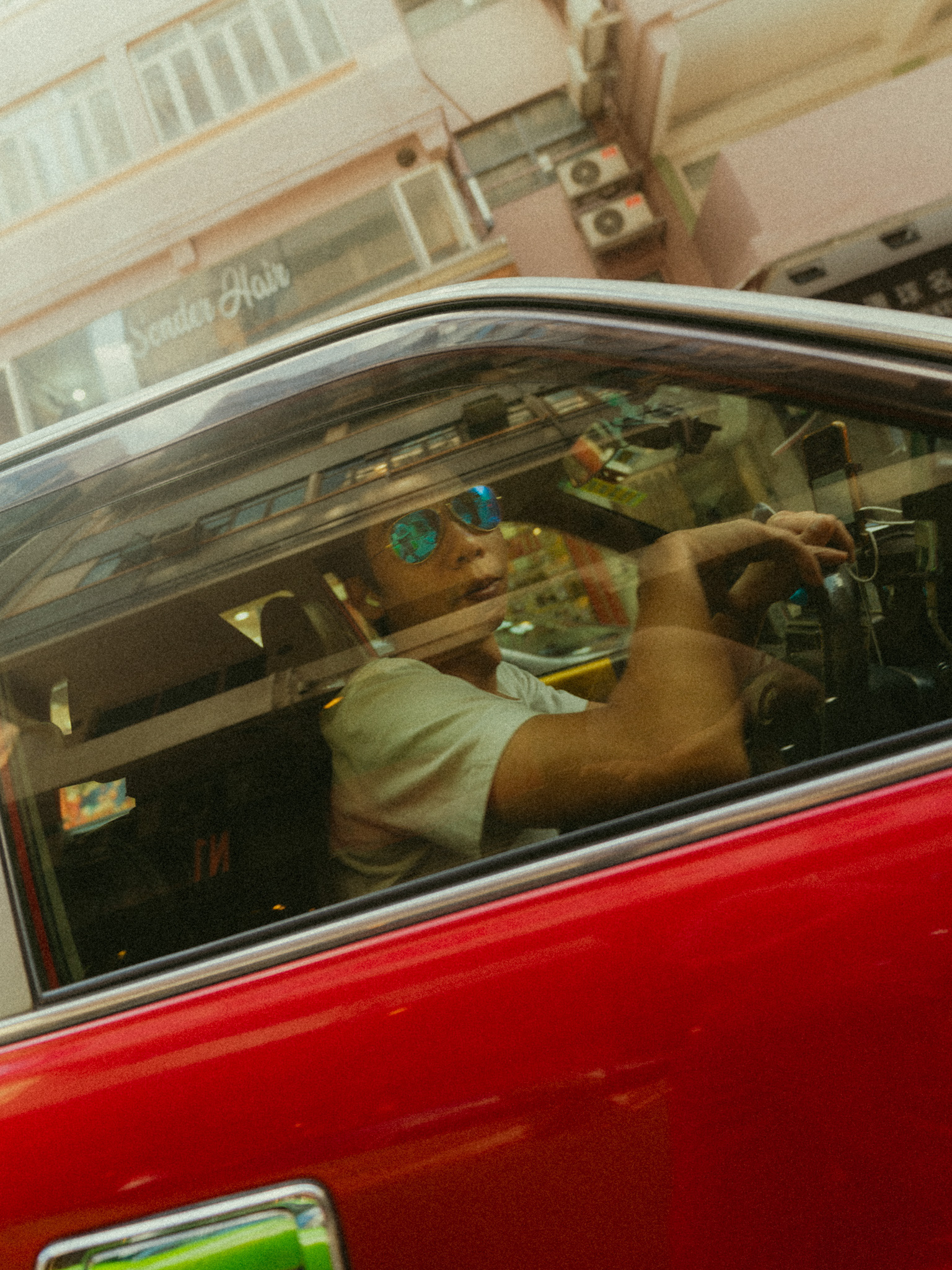 texifahrer mit sonnenbrille, hongkong, 2025