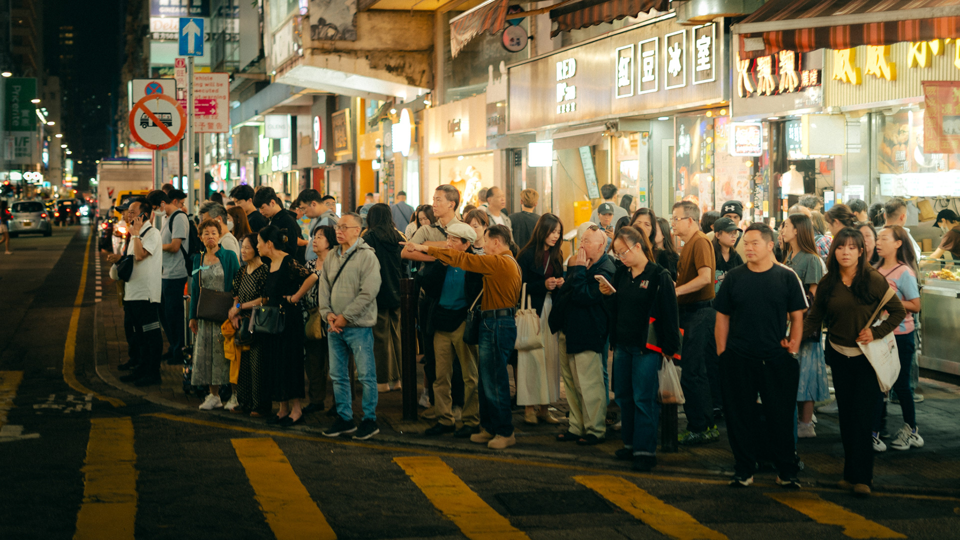 menschenmenge an kreuzung, hongkong, 2025