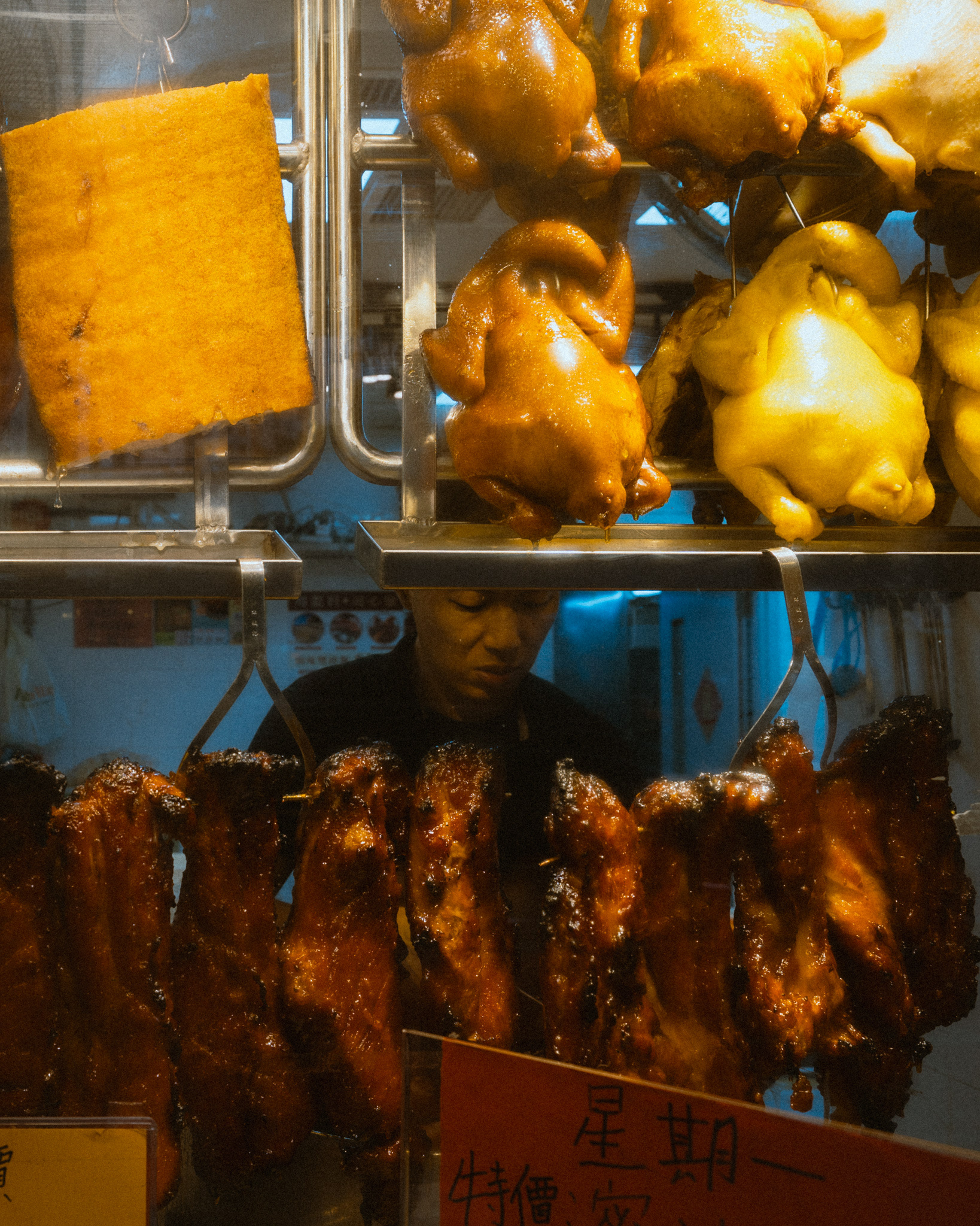 gebratenes fleisch in auslage, hongkong, 2025