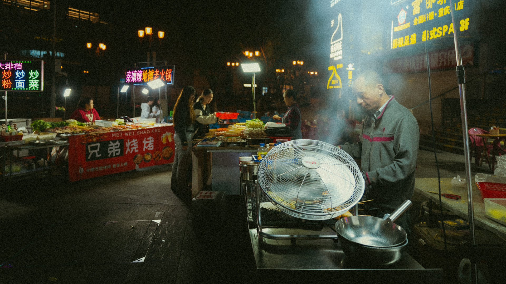 food market bei nacht, chongqing, 2025