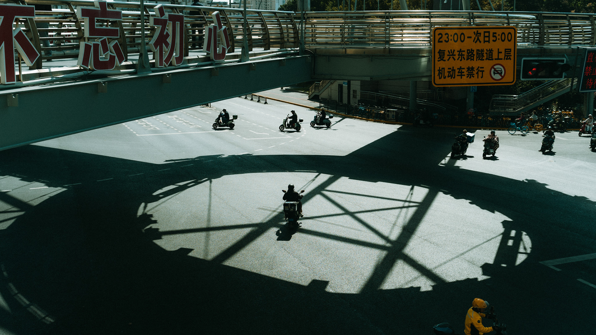 fußgängerbrücke, lujiazui, shanghai, 2025