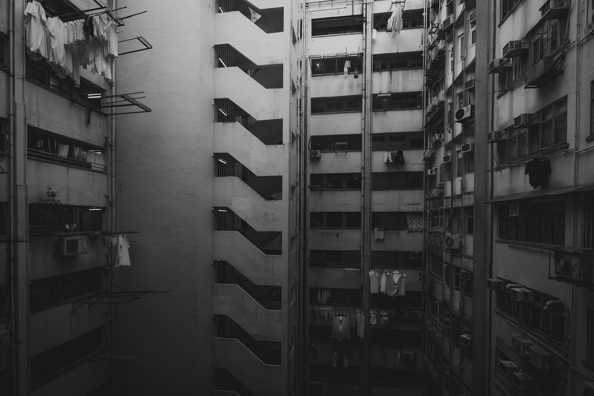 innenhof in schwarz-weiß, hongkong, 2025