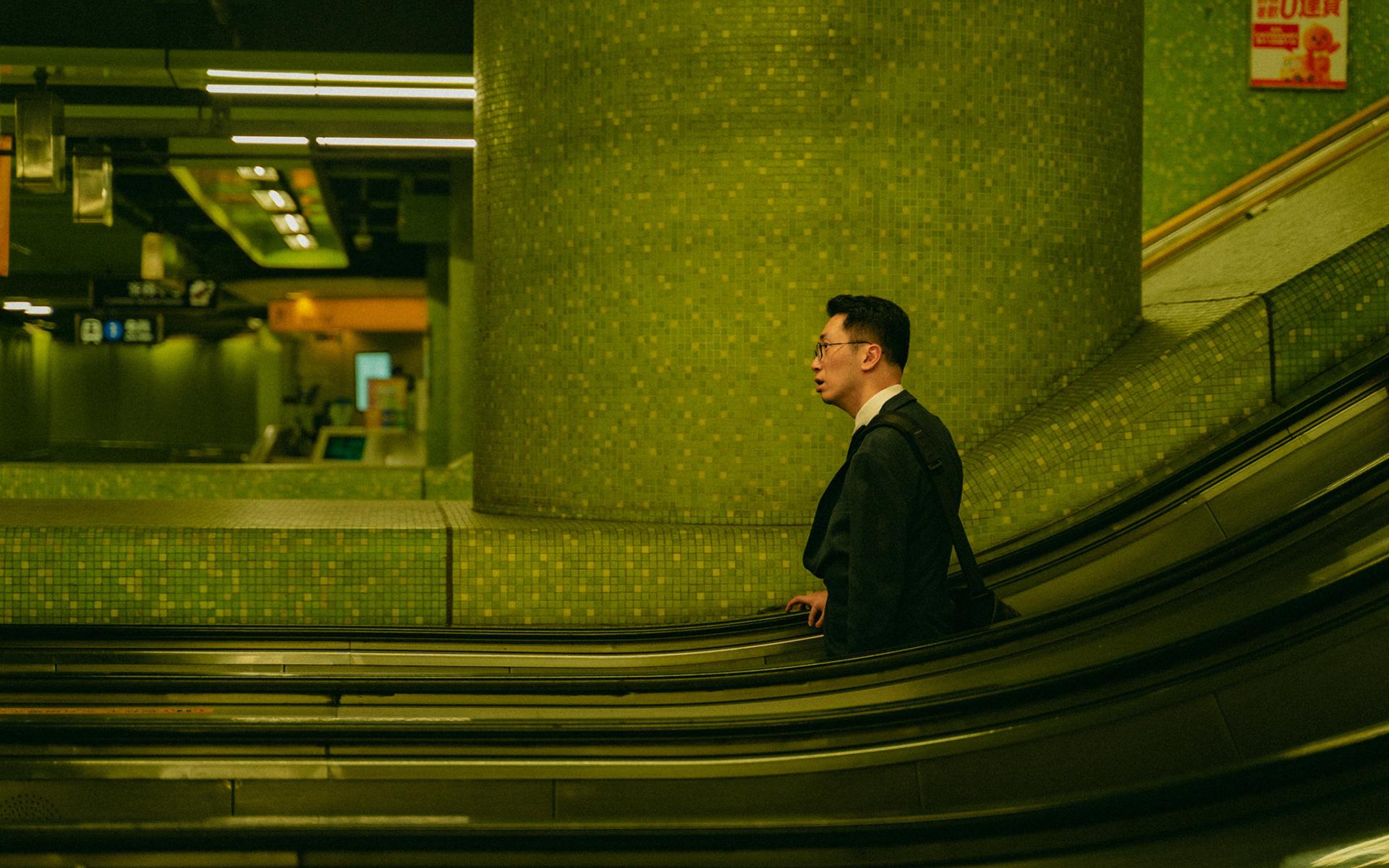 person auf rolltreppe, hongkong, 2025