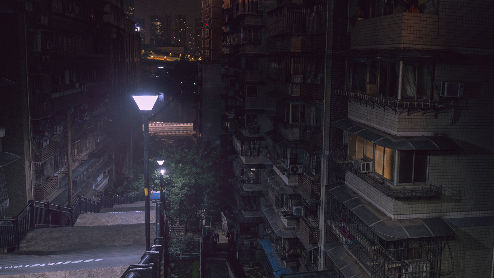 straße mit treppen bei nacht, chongqing, 2025