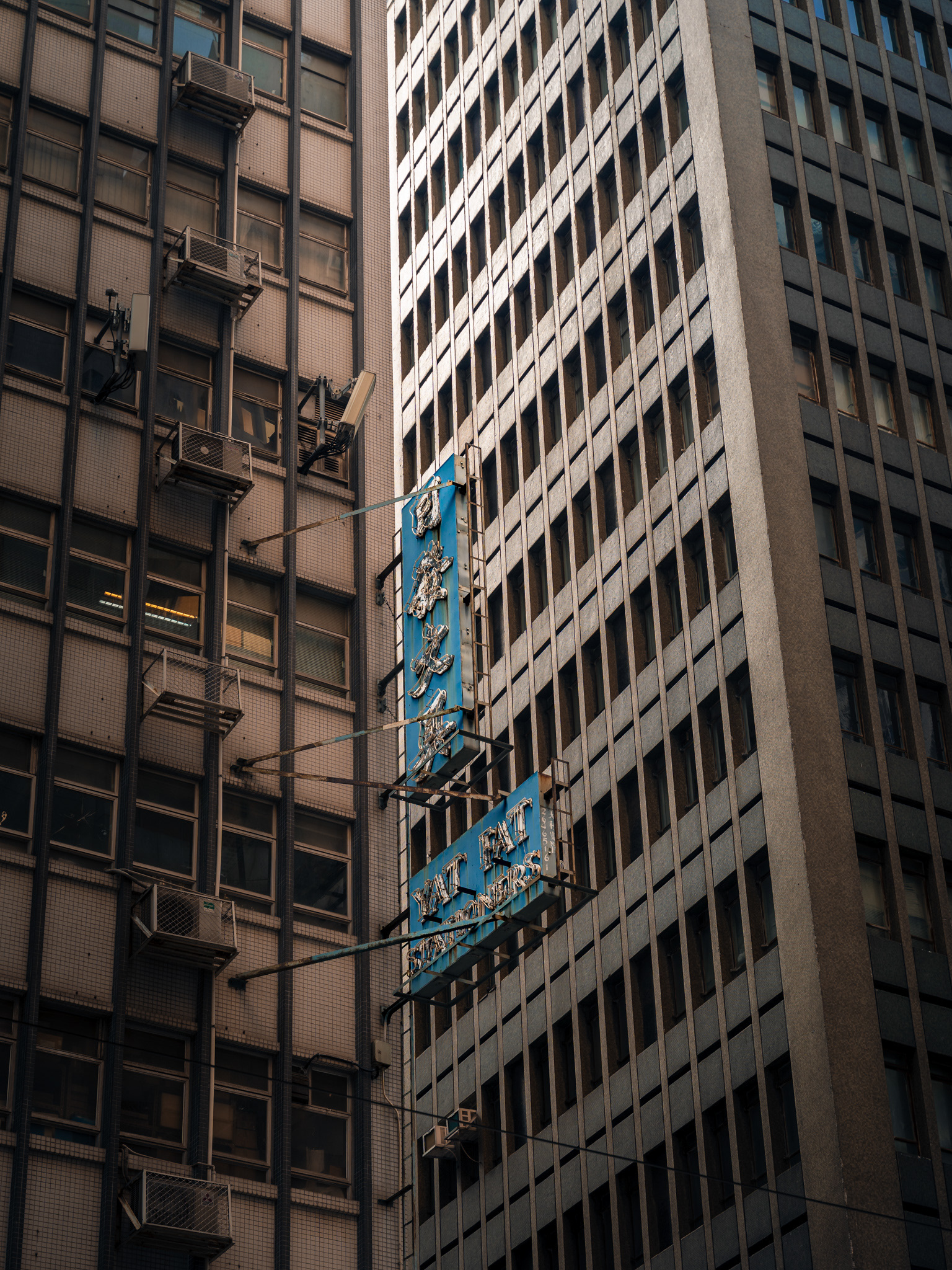 dichte wohnblockfassade, hongkong, 2025