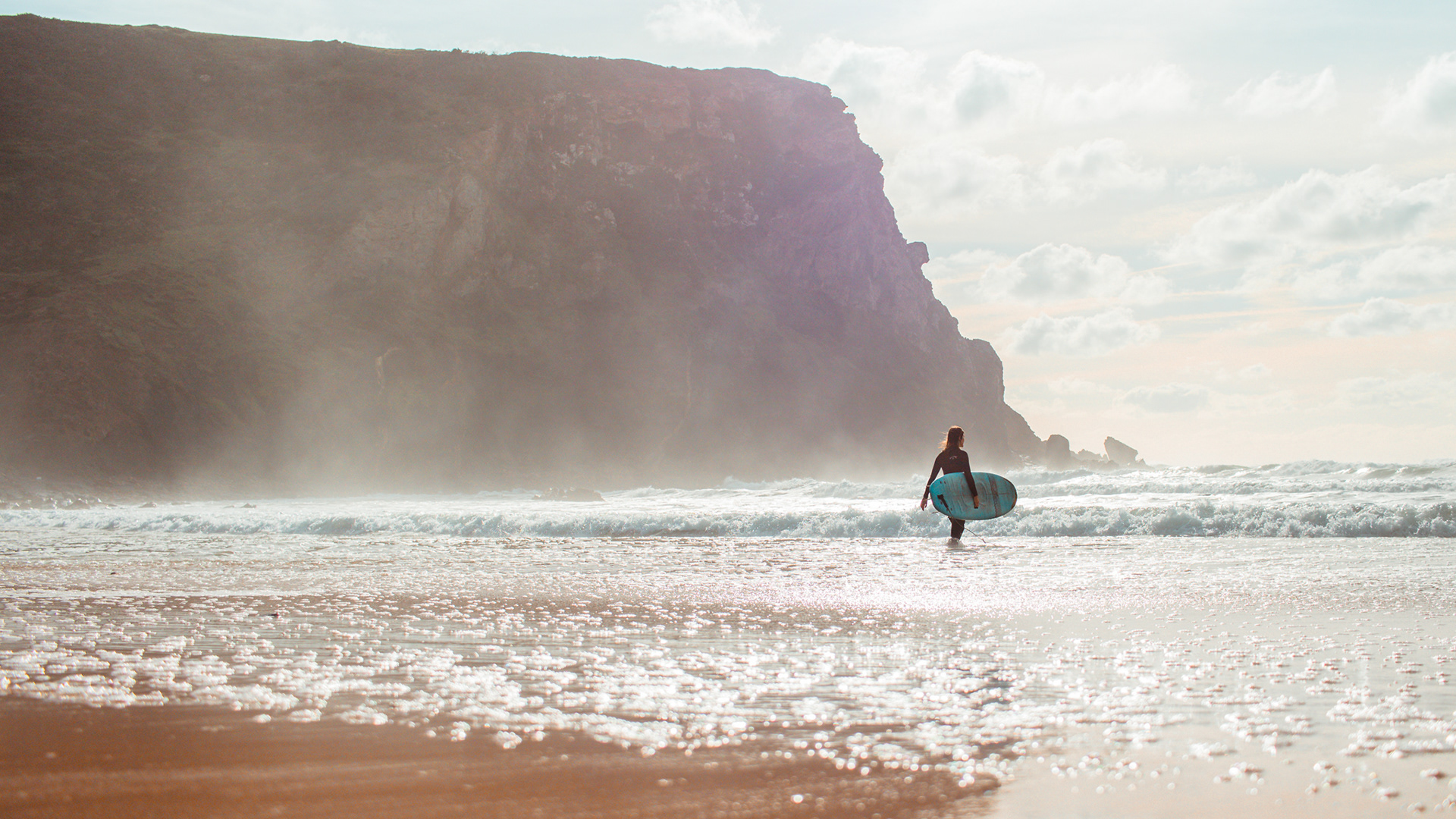 person mit surfbrett am strand, algarve, portugal 25, tobias störmer travel photography