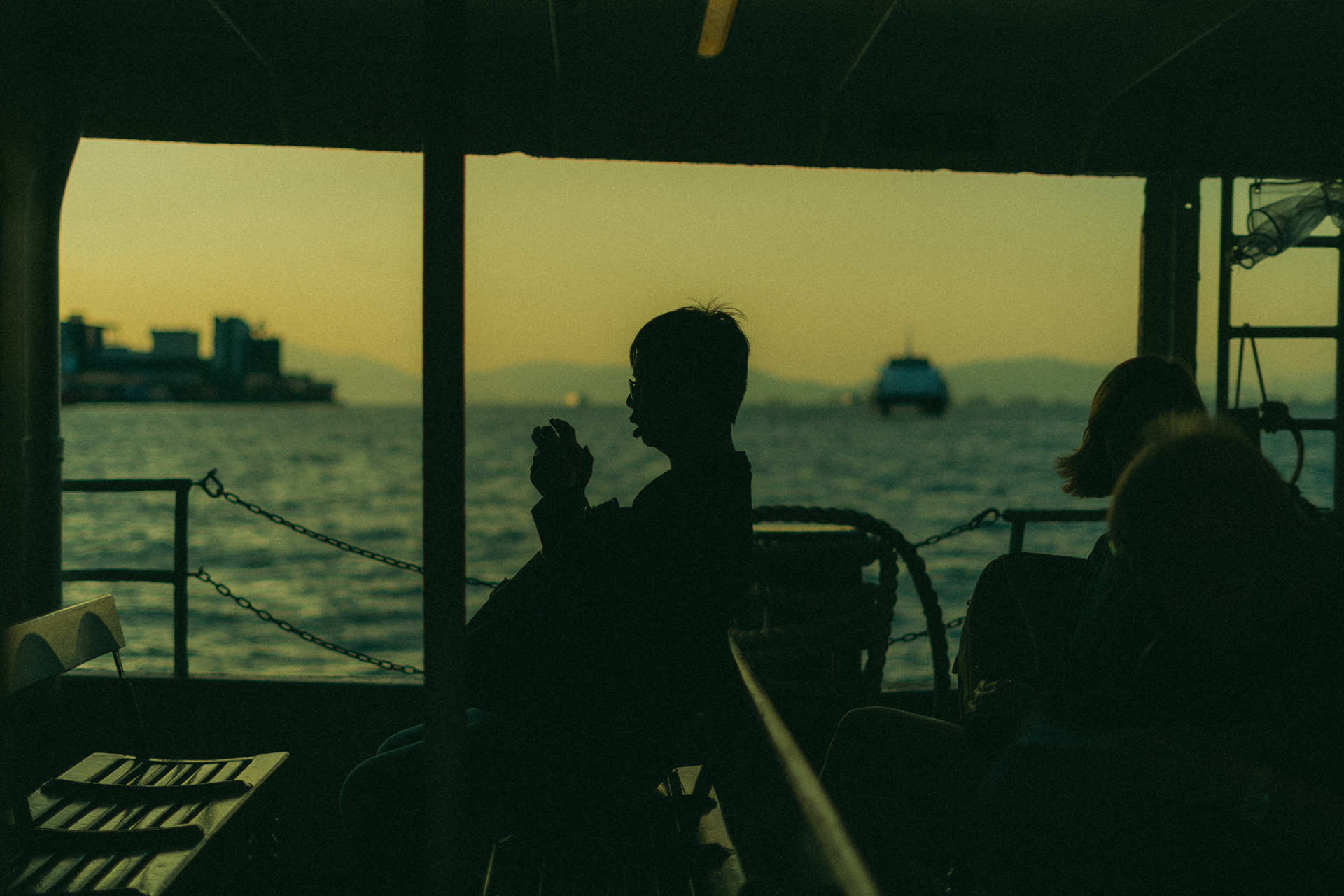 silhouette vor fährfenster, hongkong, 2025