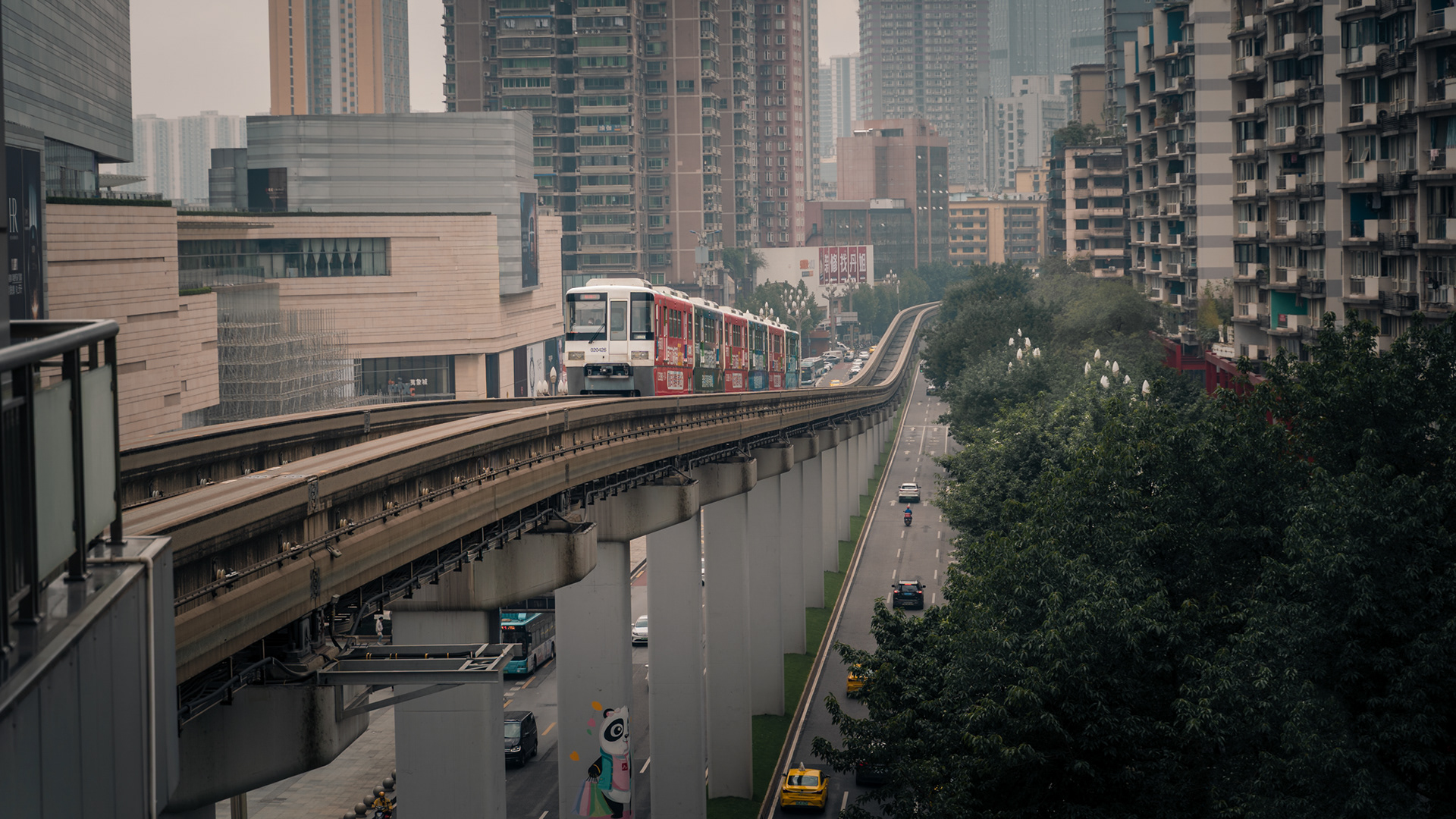 monorail auf stelzen zwischen gebäuden, crt linie 2, chongqing, 2025