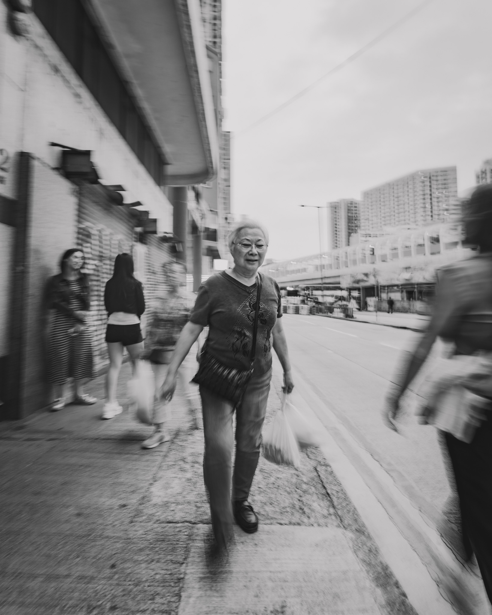 straßenszene in schwarz-weiß, hongkong, 2025