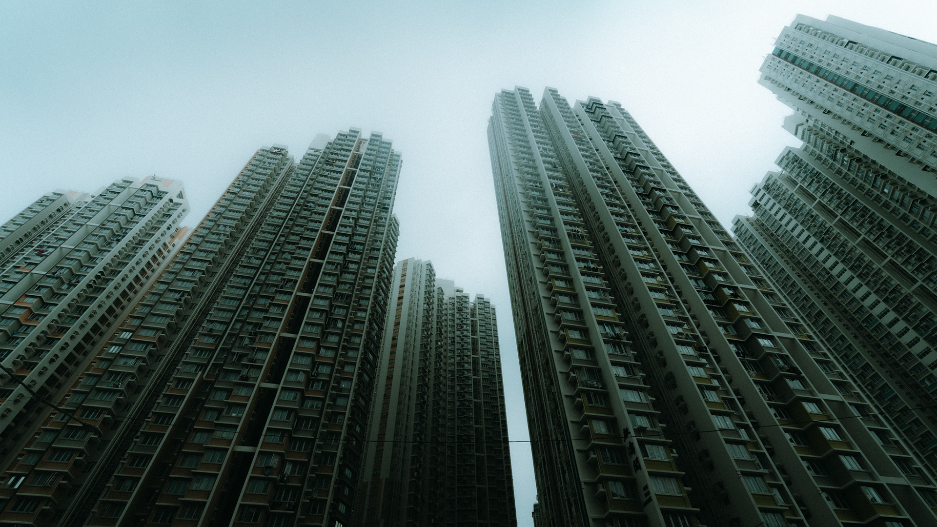 hochhausfassaden von unten, hongkong, 2025