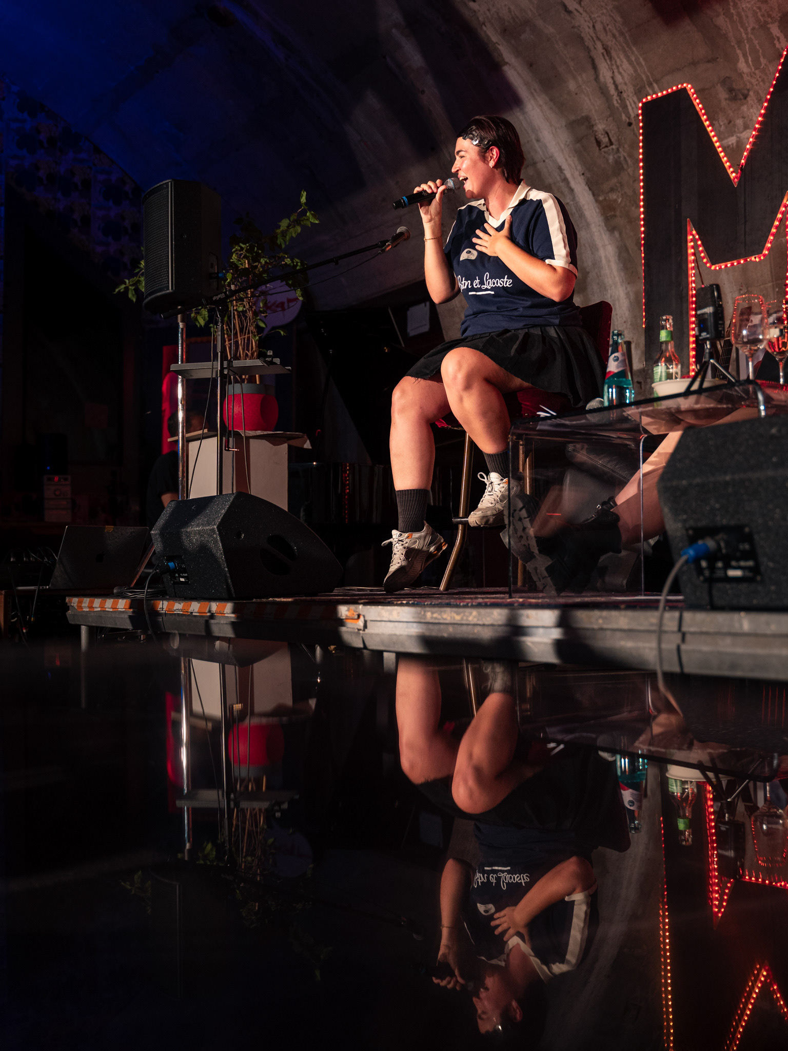 NI-KA bei Melli redet mit...