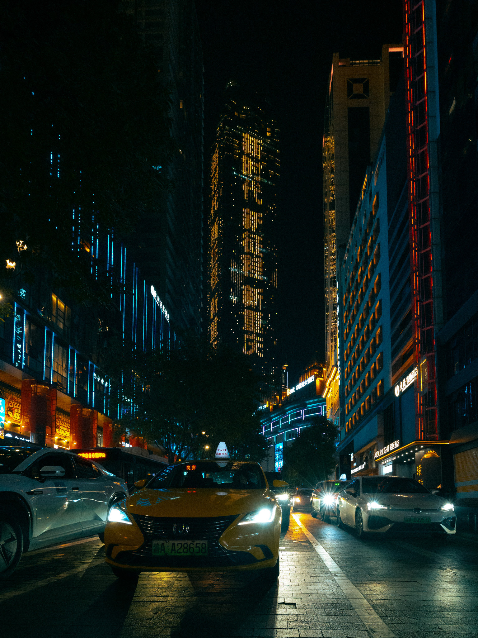 straßenszene bei nacht, chongqing, 2025
