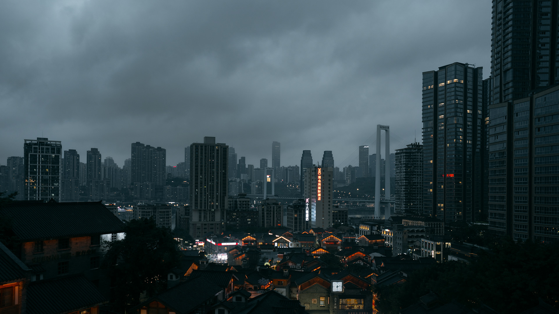stadtpanorama unter bewölktem himmel, chongqing, 2025