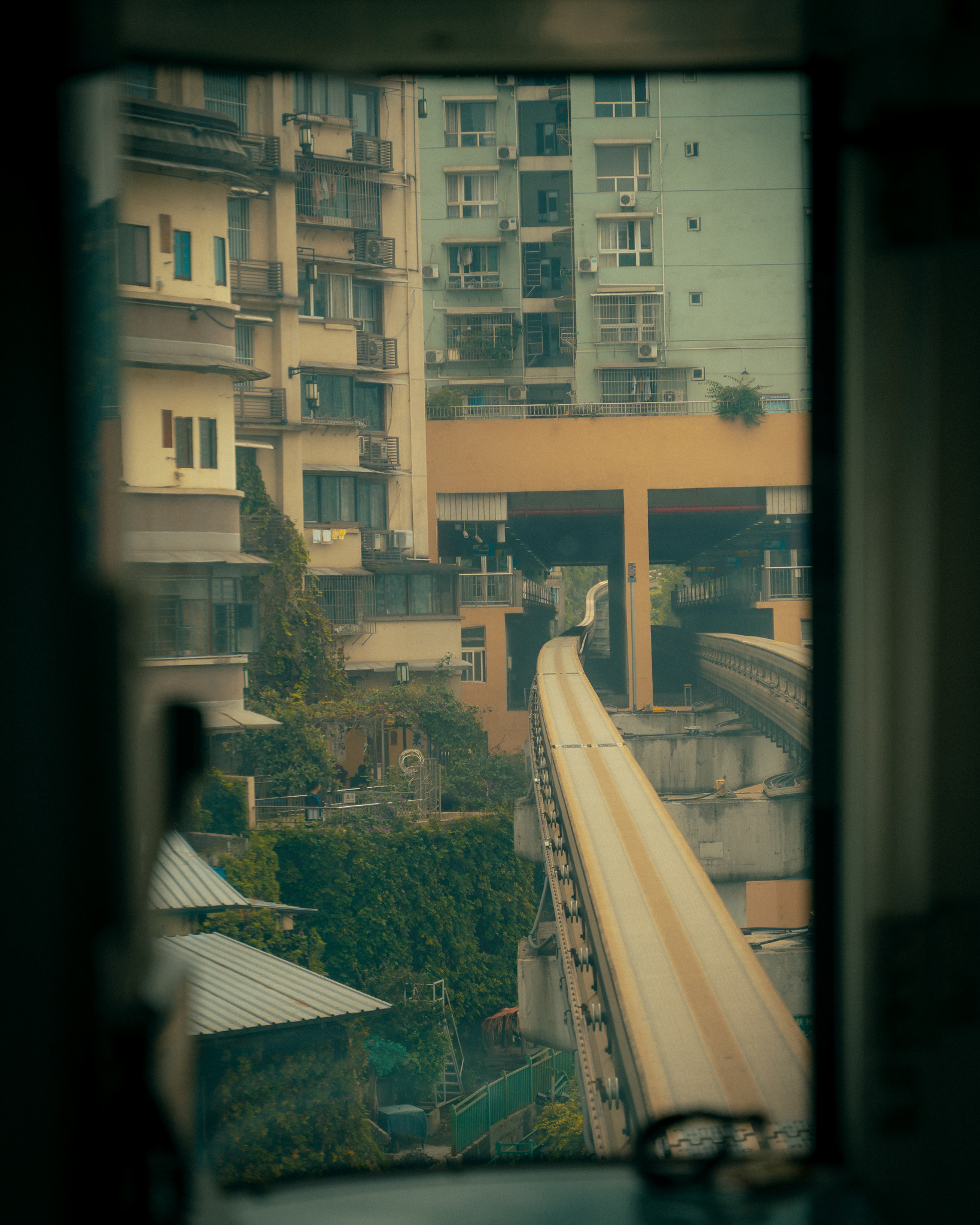 blick auf monorail, crt linie 2, chongqing, 2025