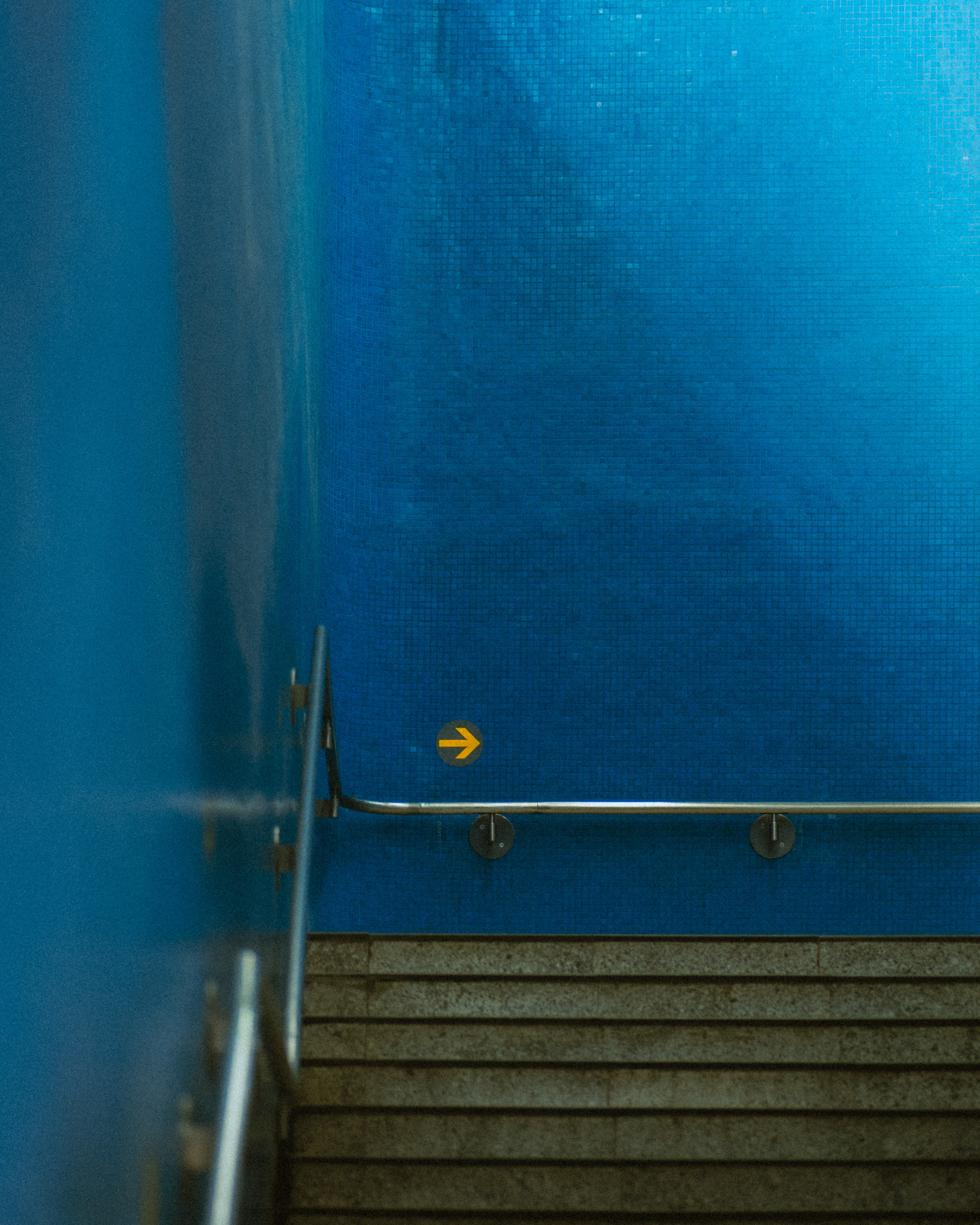 blaue treppe, hongkong, 2025