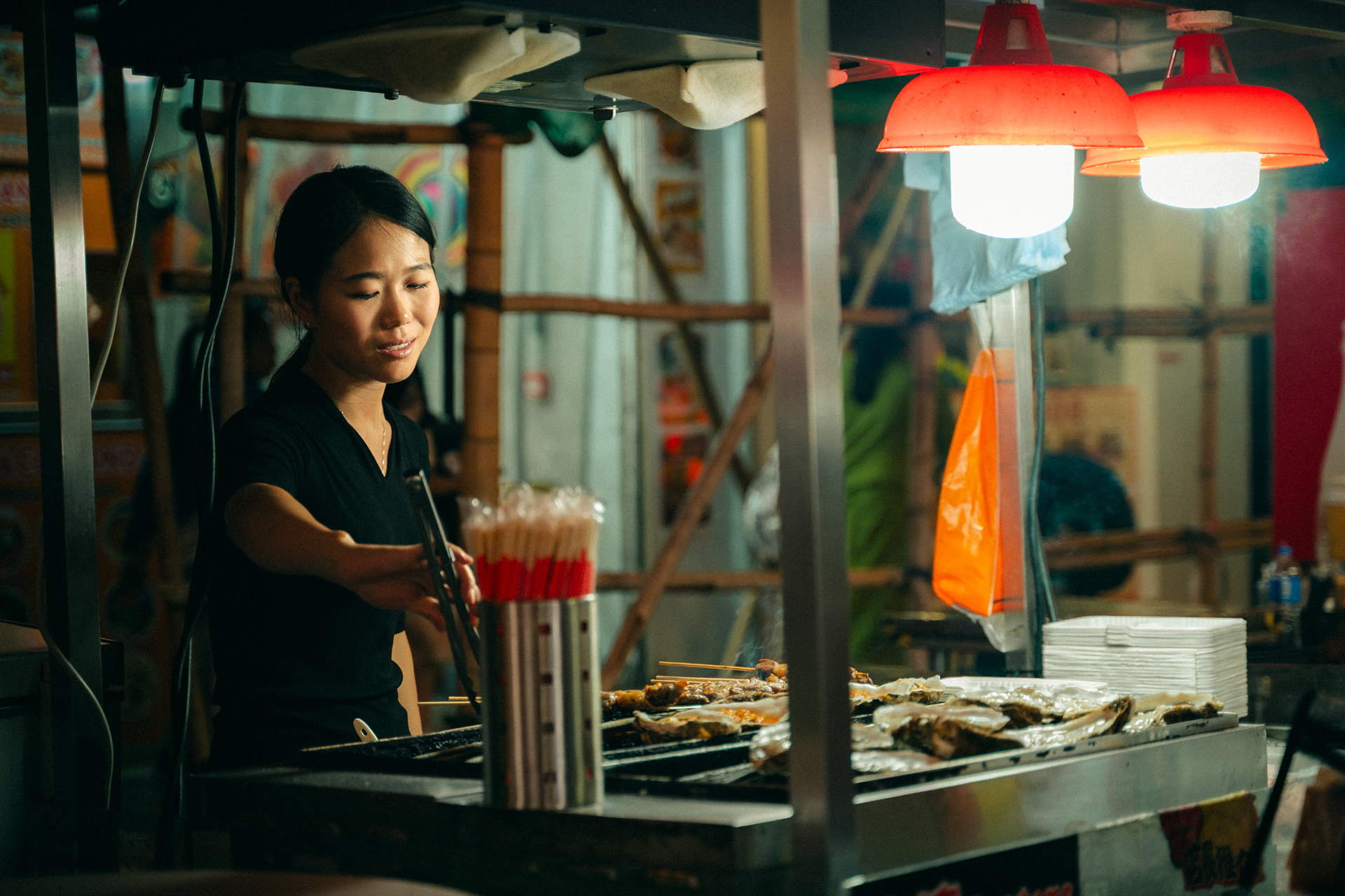 frau an garküche, hongkong, 2025