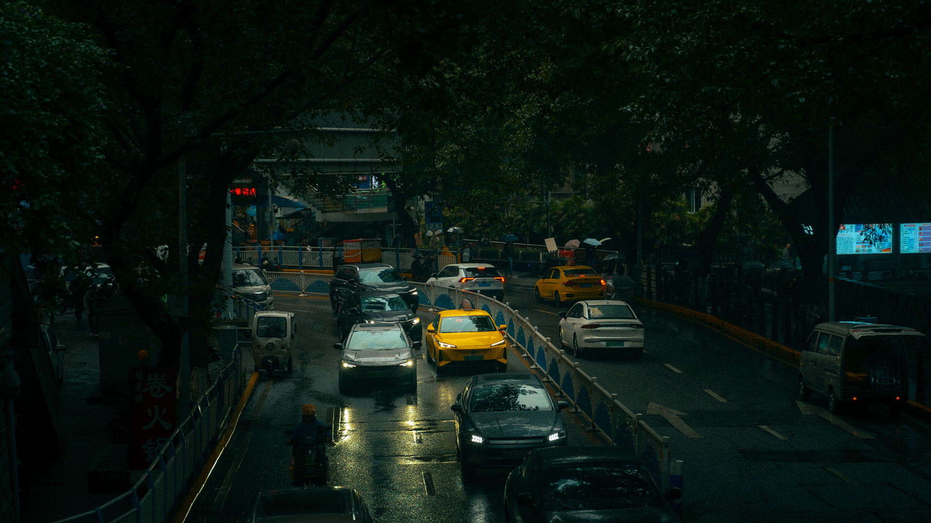 fahrzeuge auf nasser straße, chongqing, 2025