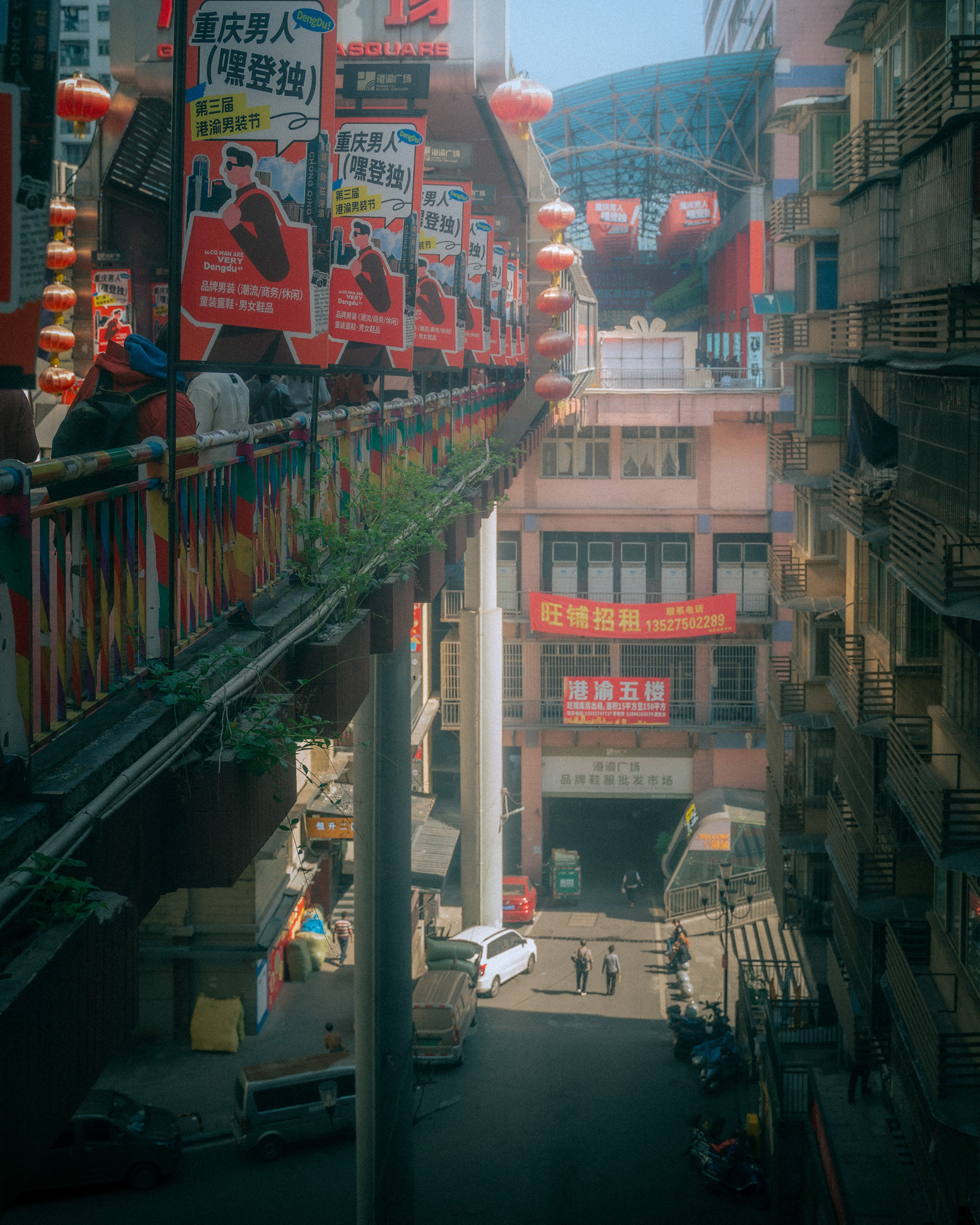mehrstöckige straßenebene mit schildern, chongqing, 2025
