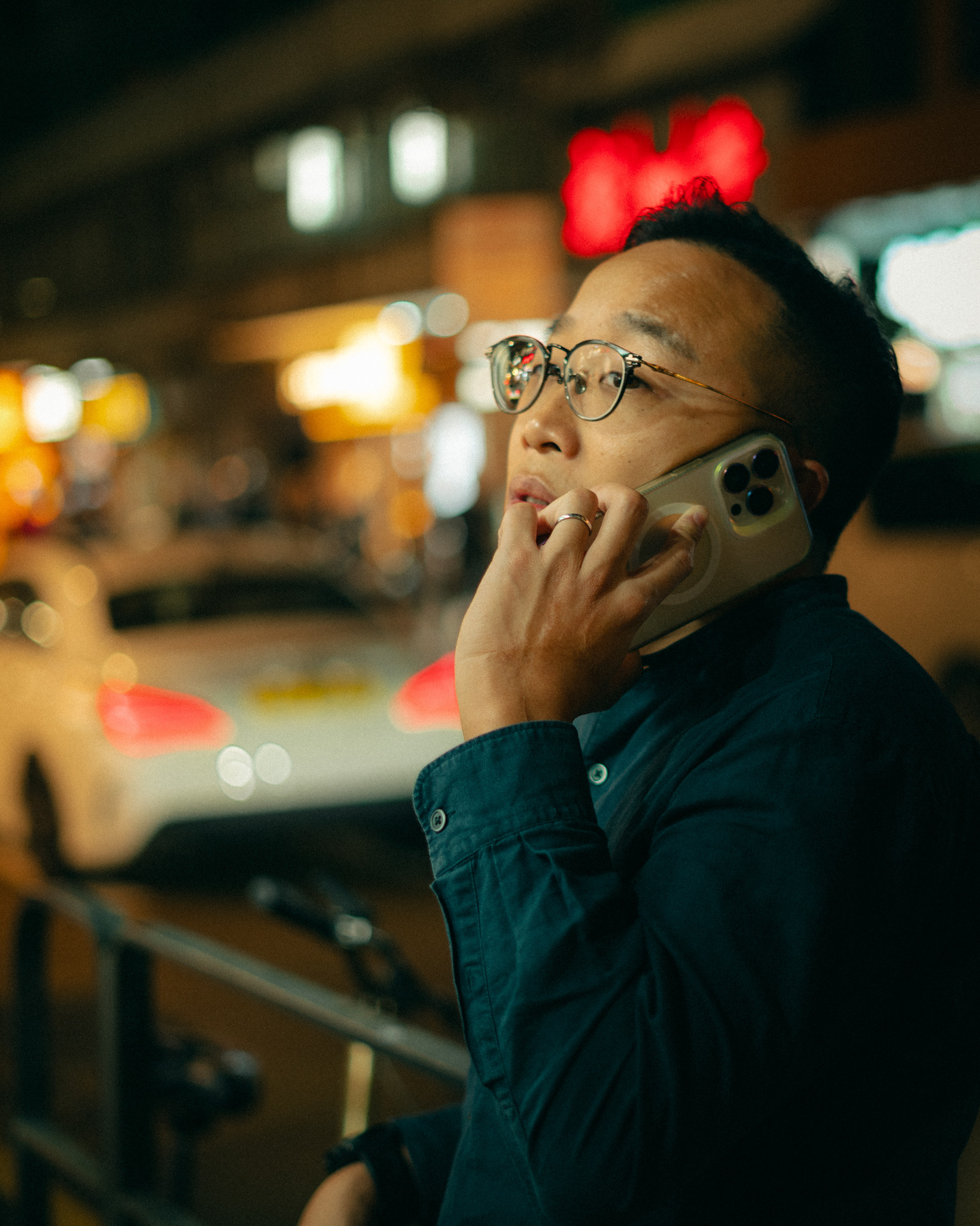 person telefoniert bei nacht, hongkong, 2025