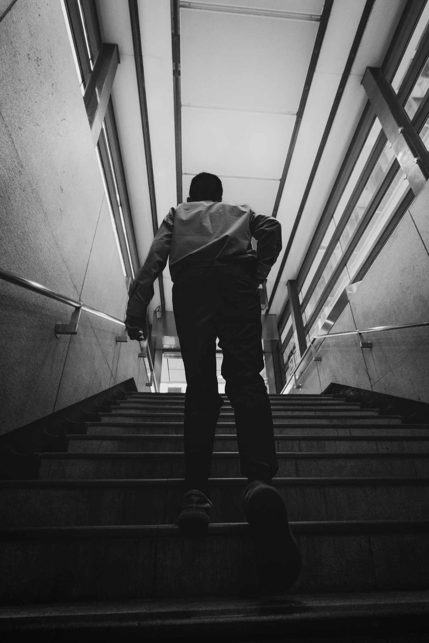 person auf treppe in schwarz-weiß, hongkong, 2025